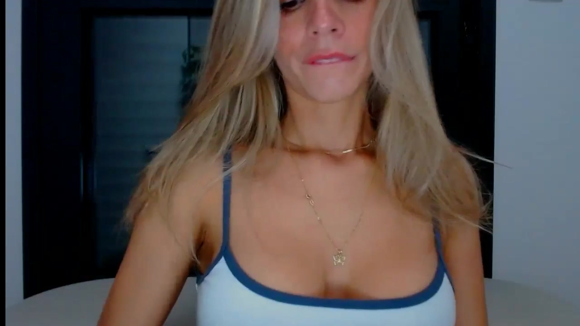 Gallery image thumbnail from fresagirl's myfreecams stream on, 10/02/2024, 20:34 image 9 of 20