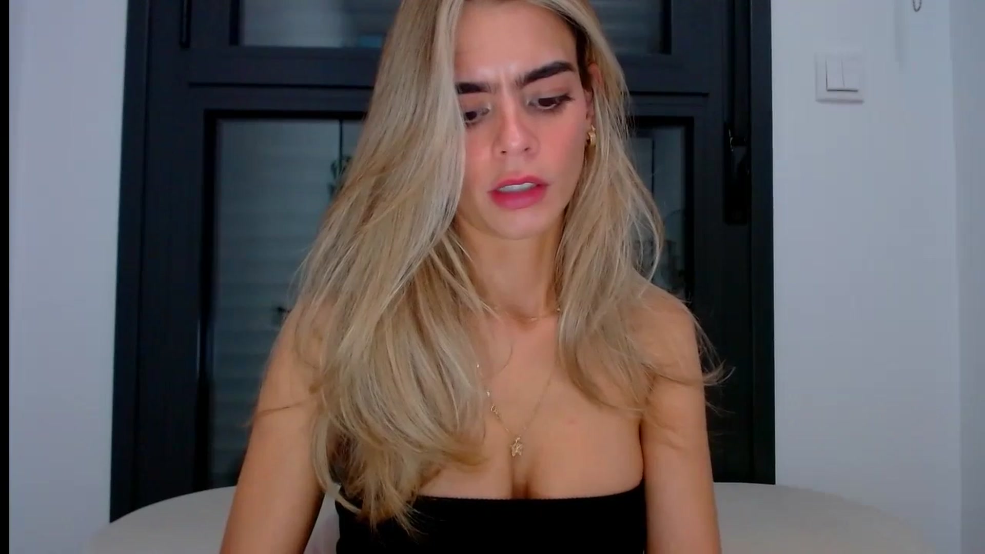 Gallery image thumbnail from fresagirl's myfreecams stream on, 10/03/2024, 20:16 image 5 of 20