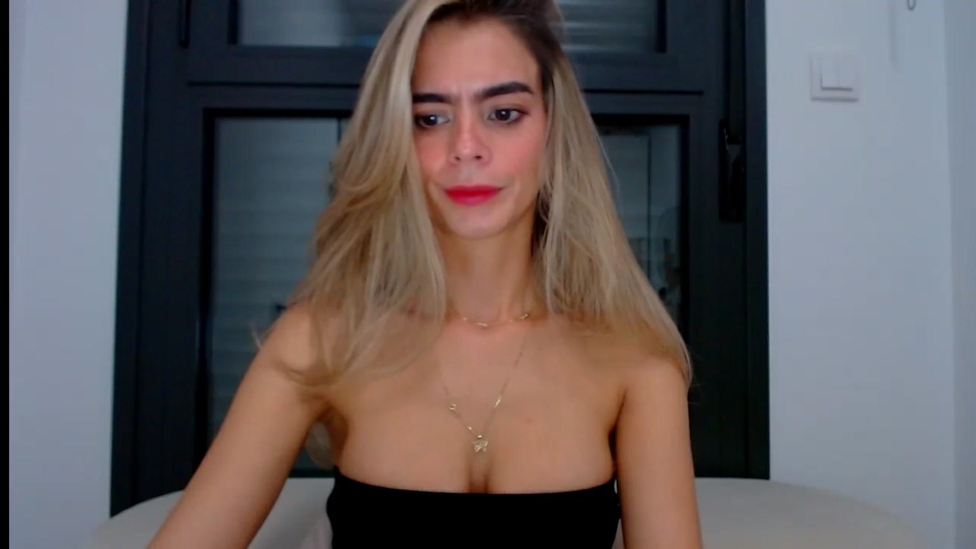 Gallery image thumbnail from fresagirl's myfreecams stream on, 10/03/2024, 20:16 image 7 of 20