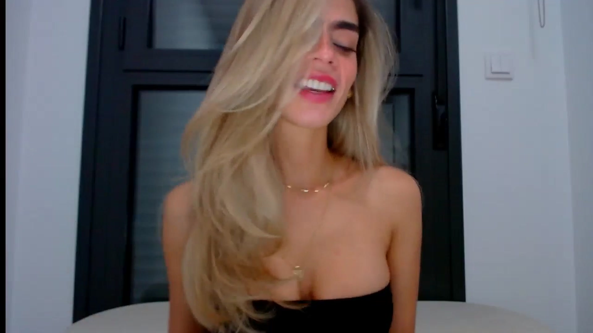 Gallery image thumbnail from fresagirl's myfreecams stream on, 10/03/2024, 20:16 image 3 of 20