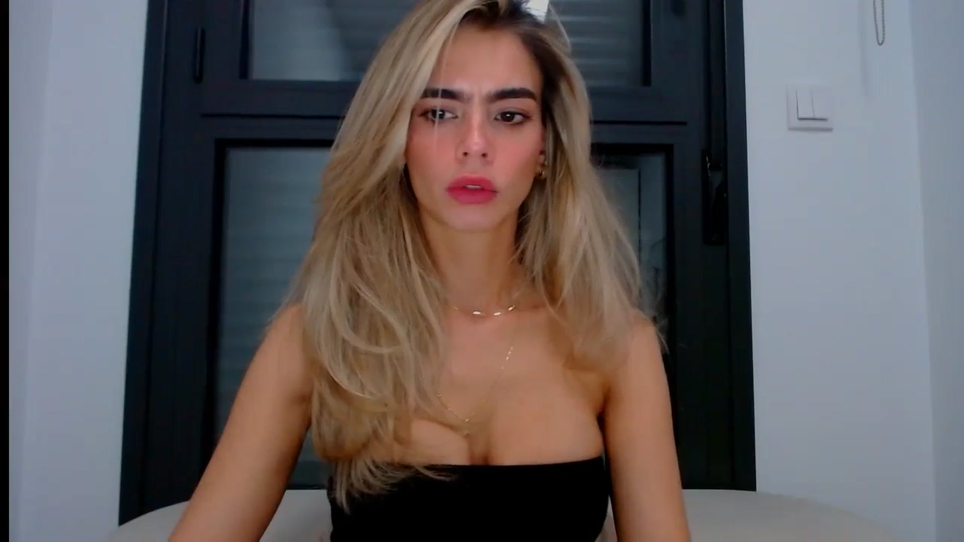 Gallery image thumbnail from fresagirl's myfreecams stream on, 10/03/2024, 20:16 image 4 of 20