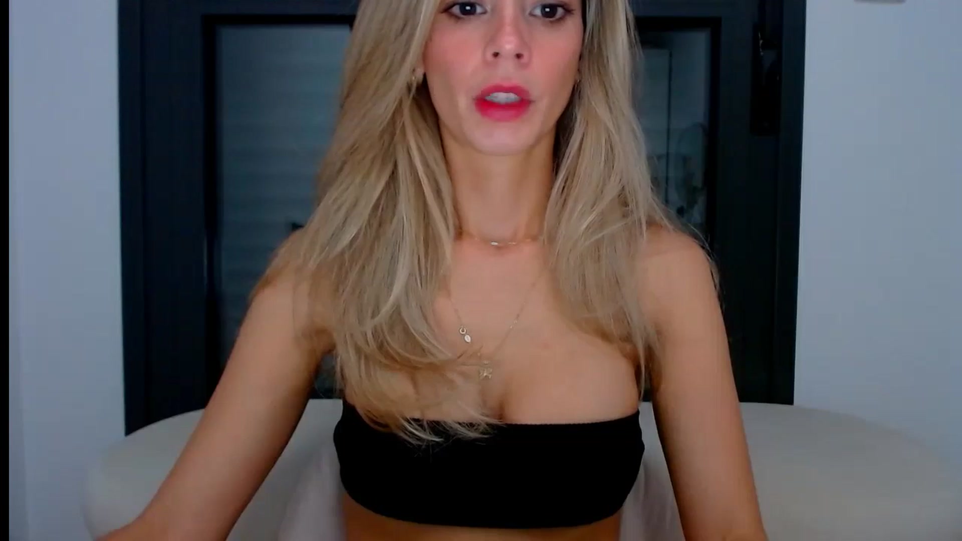Gallery image thumbnail from fresagirl's myfreecams stream on, 10/03/2024, 20:16 image 9 of 20