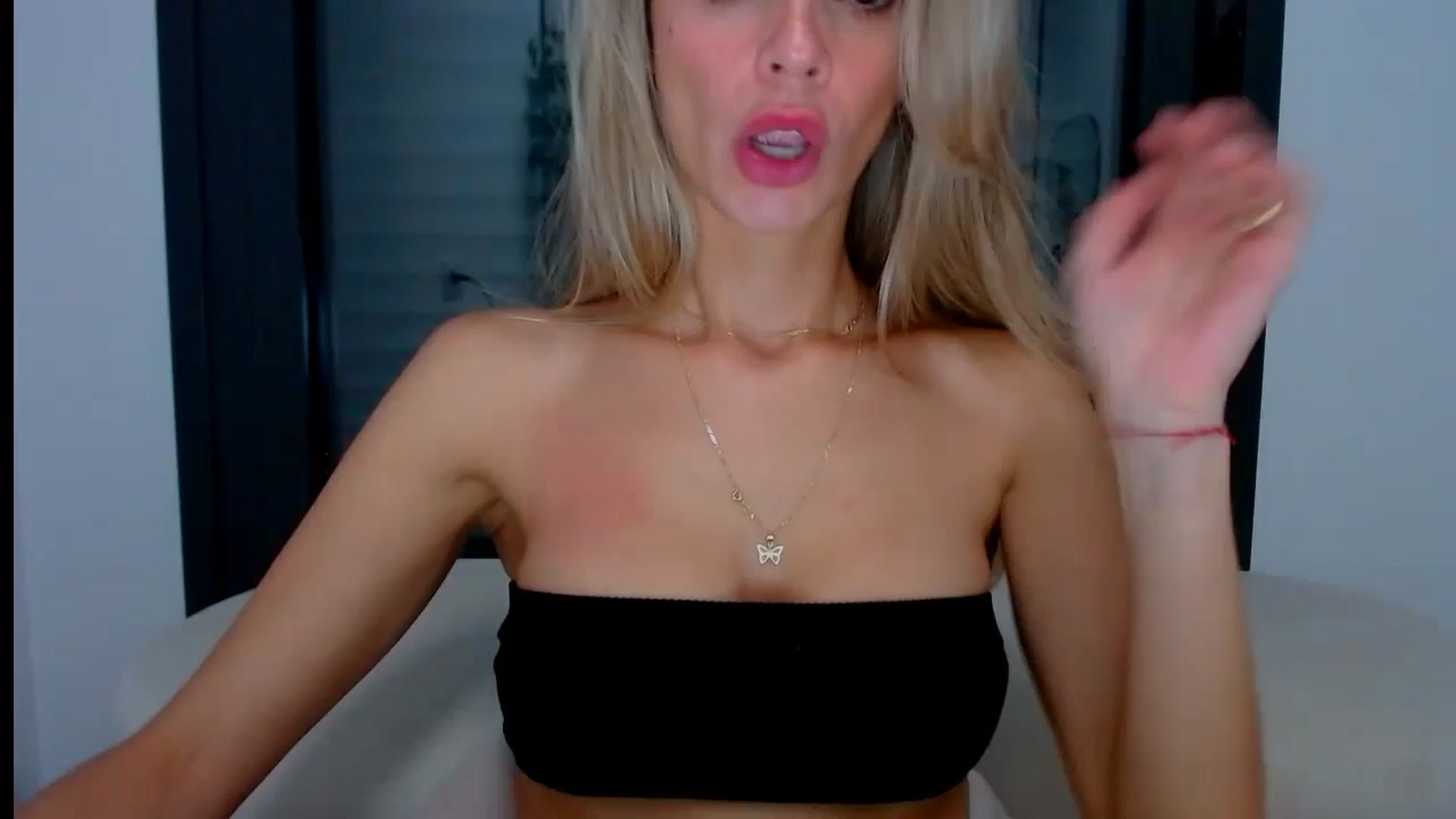 Gallery image thumbnail from fresagirl's myfreecams stream on, 10/03/2024, 21:11 image 8 of 20