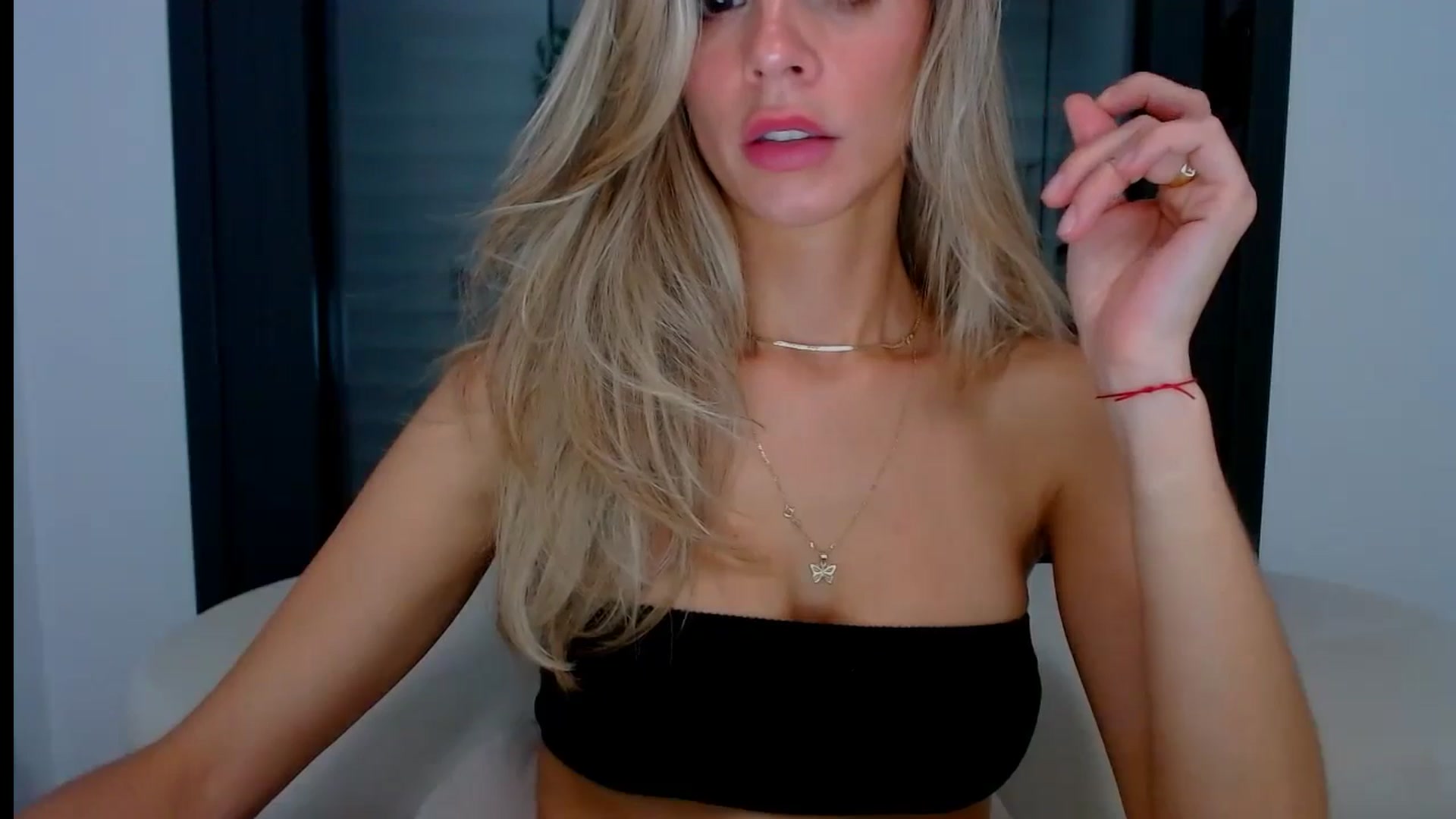 Gallery image thumbnail from fresagirl's myfreecams stream on, 10/03/2024, 21:11 image 16 of 20