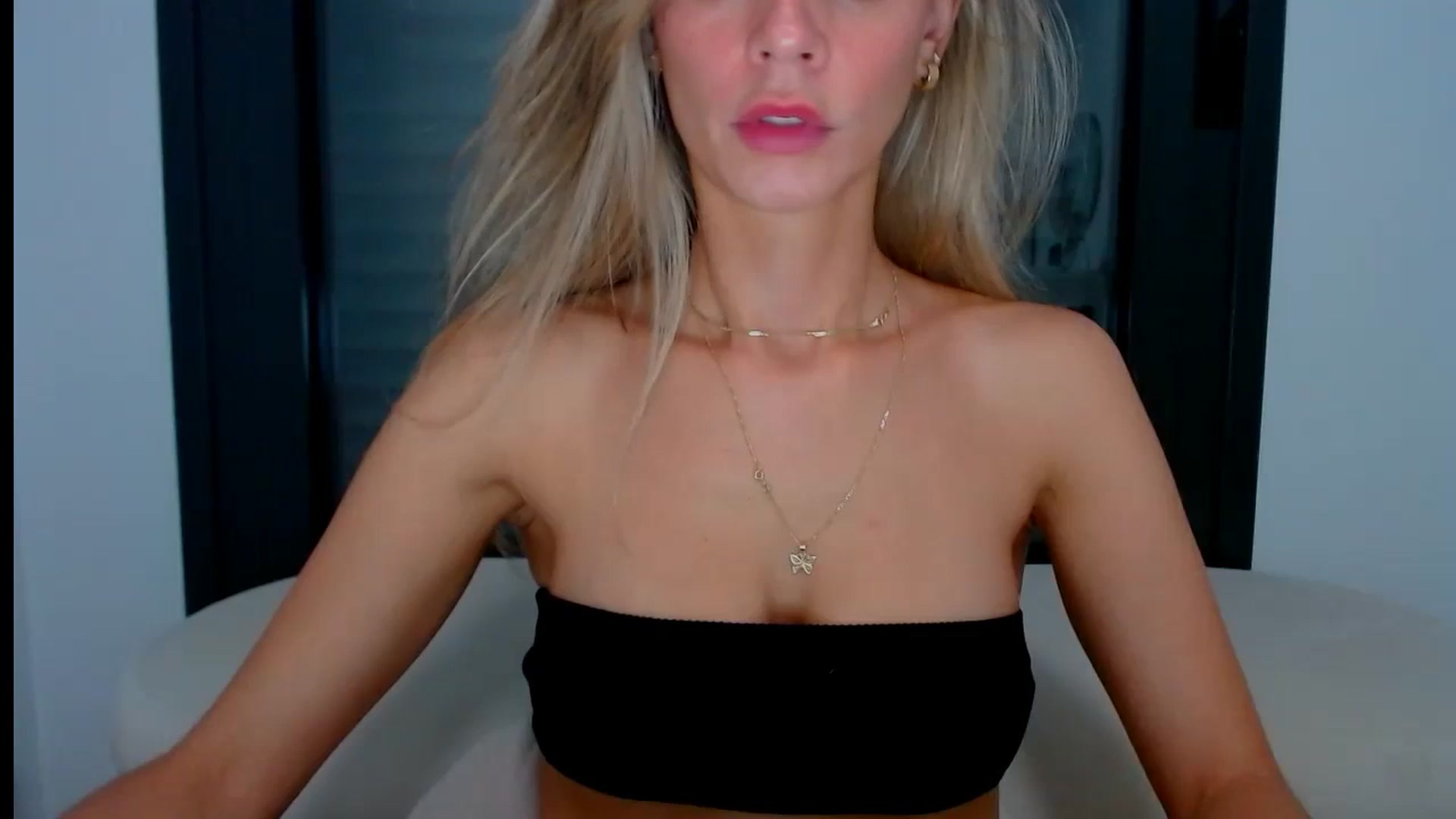 Gallery image thumbnail from fresagirl's myfreecams stream on, 10/03/2024, 21:11 image 3 of 20