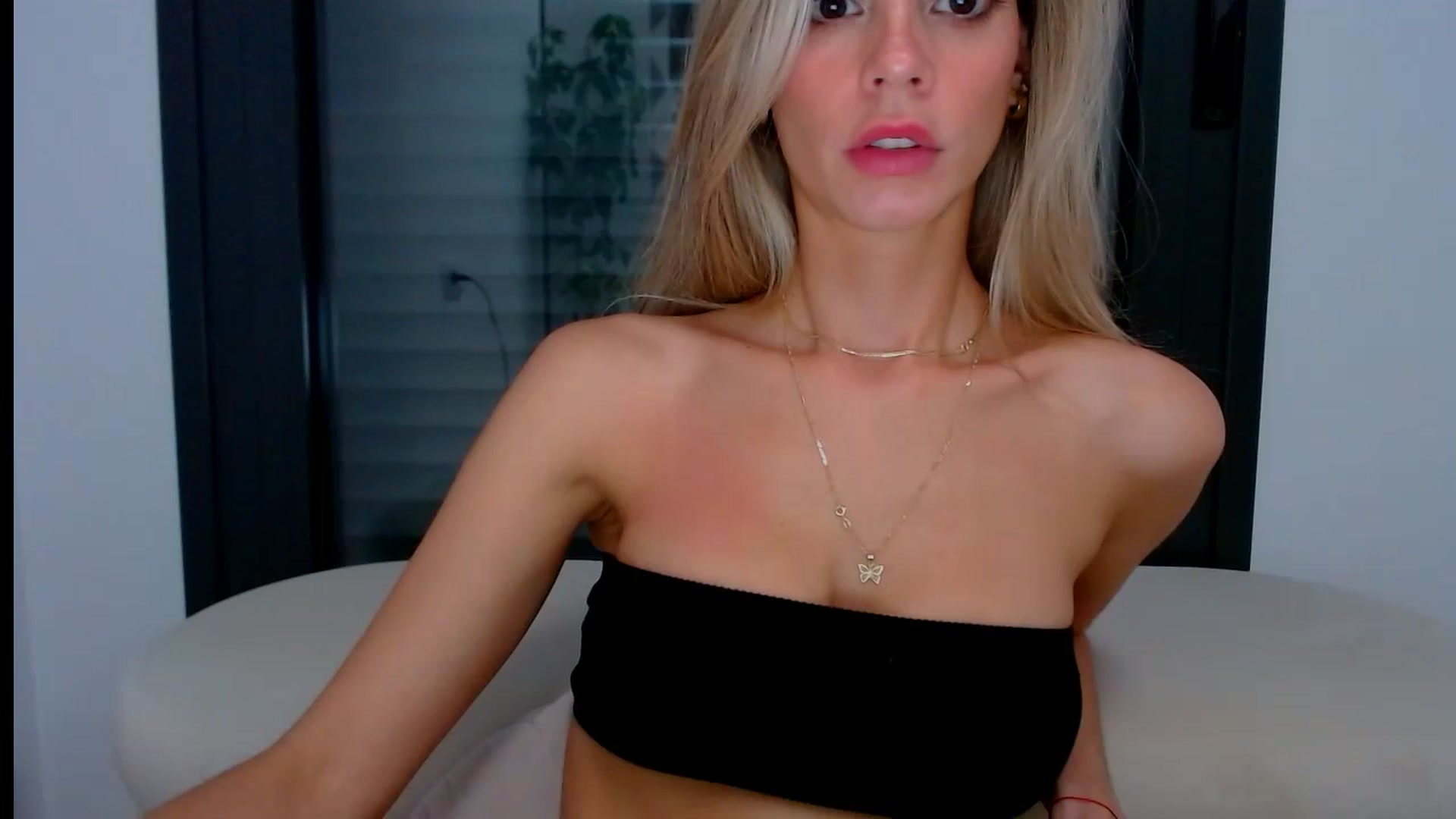 Gallery image thumbnail from fresagirl's myfreecams stream on, 10/03/2024, 21:11 image 7 of 20