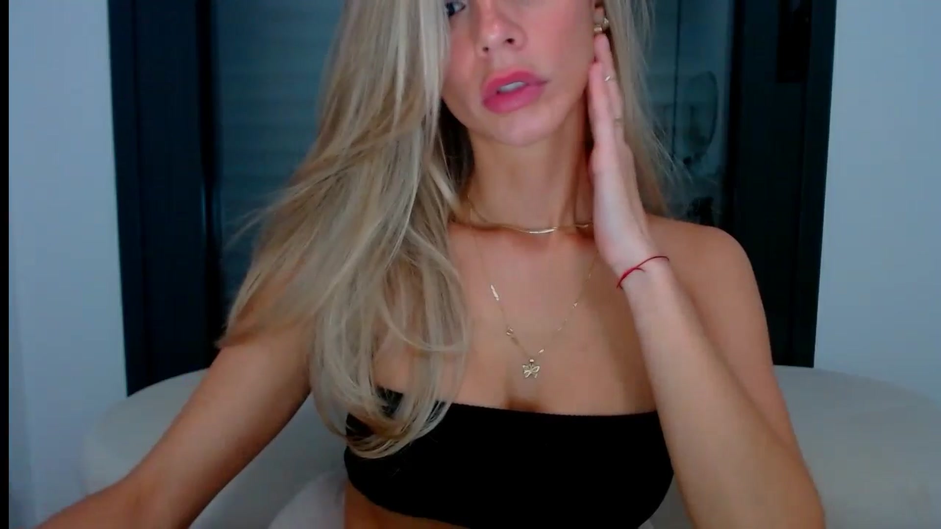 Gallery image thumbnail from fresagirl's myfreecams stream on, 10/03/2024, 21:11 image 19 of 20