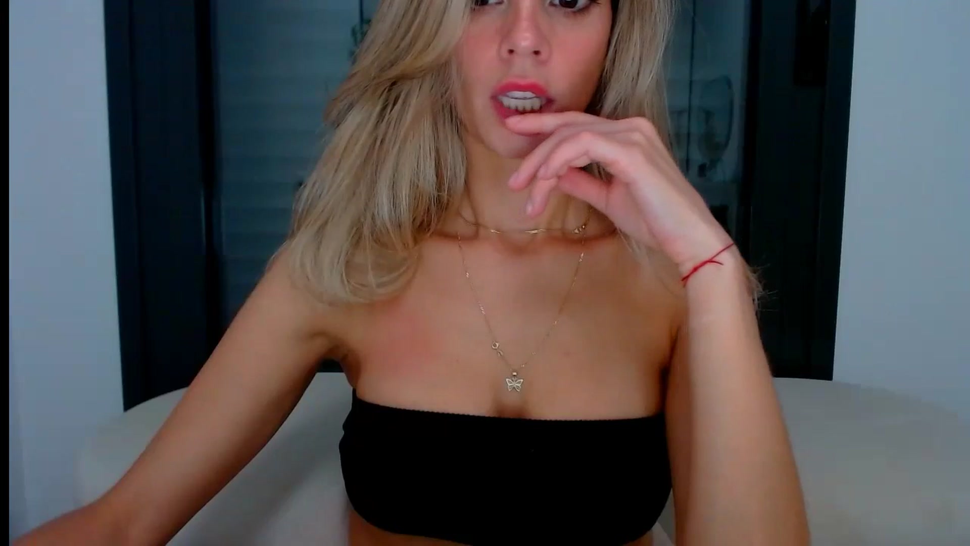 Gallery image thumbnail from fresagirl's myfreecams stream on, 10/03/2024, 21:11 image 10 of 20