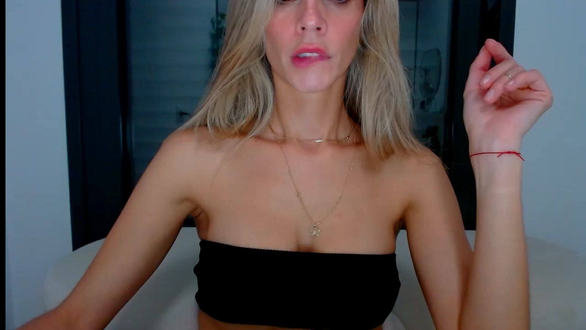 Gallery image thumbnail from fresagirl's myfreecams stream on, 10/03/2024, 21:11 image 1 of 20
