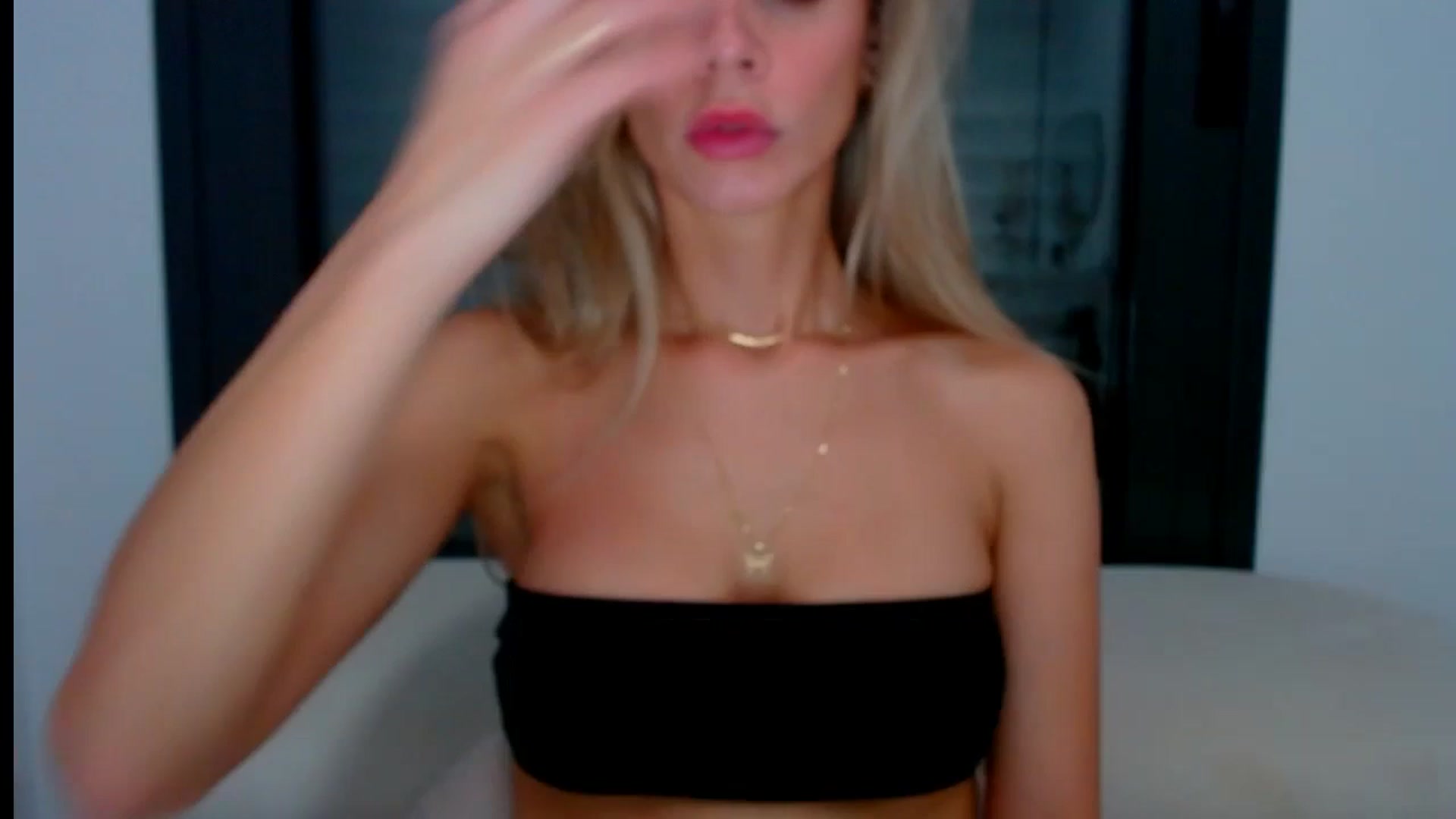 Gallery image thumbnail from fresagirl's myfreecams stream on, 10/03/2024, 21:11 image 6 of 20