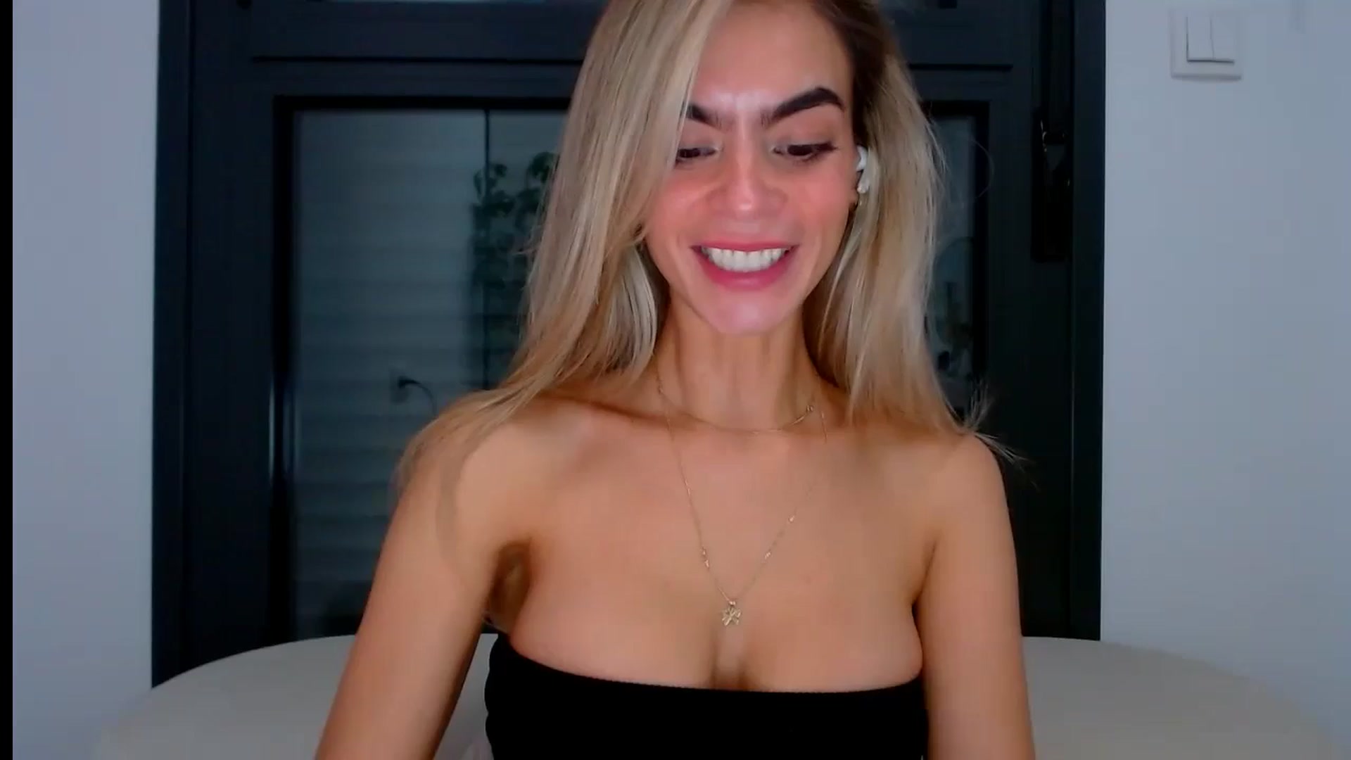Gallery image thumbnail from fresagirl's myfreecams stream on, 10/03/2024, 22:11 image 4 of 20