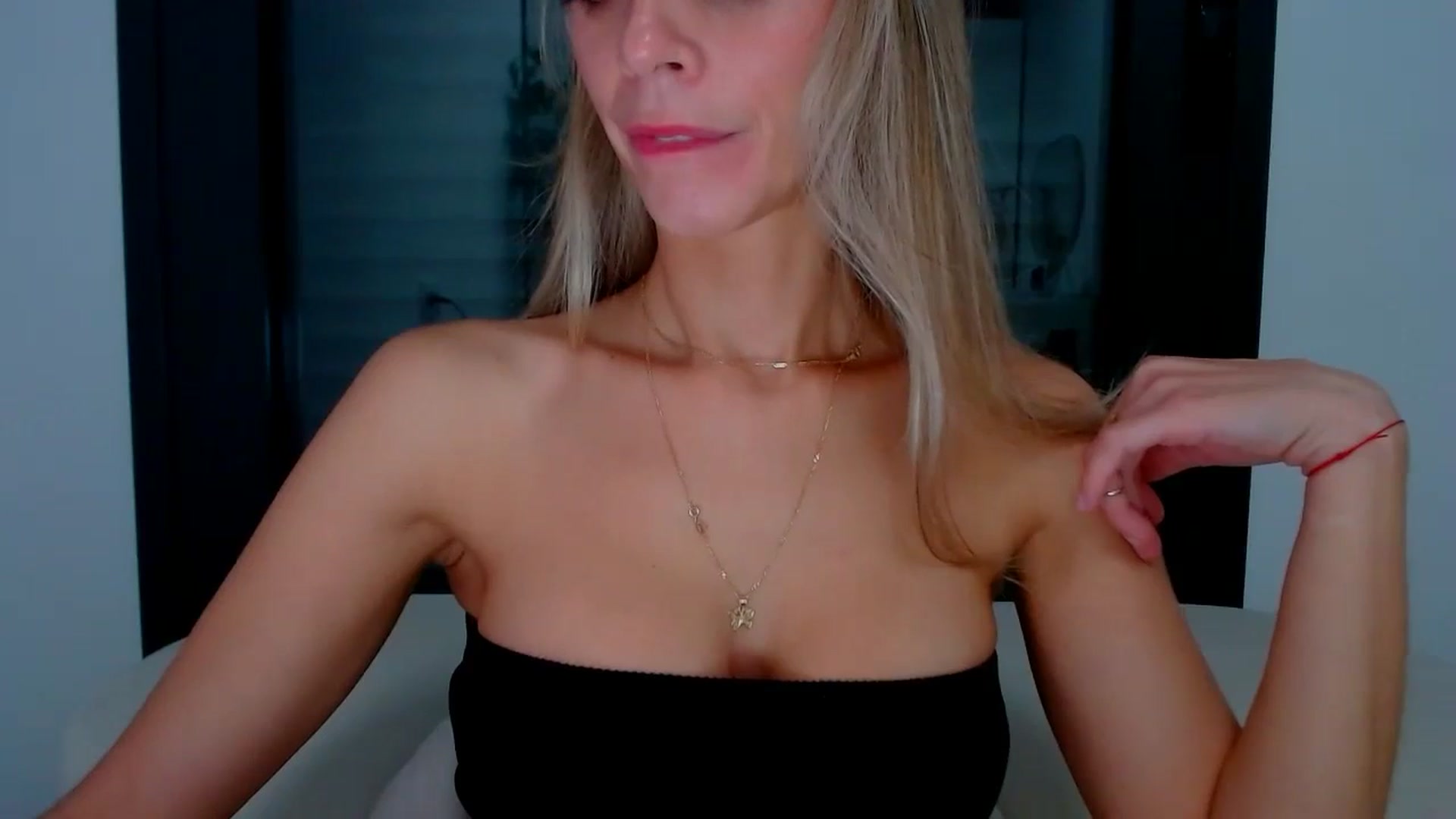 Gallery image thumbnail from fresagirl's myfreecams stream on, 10/03/2024, 22:49 image 8 of 20