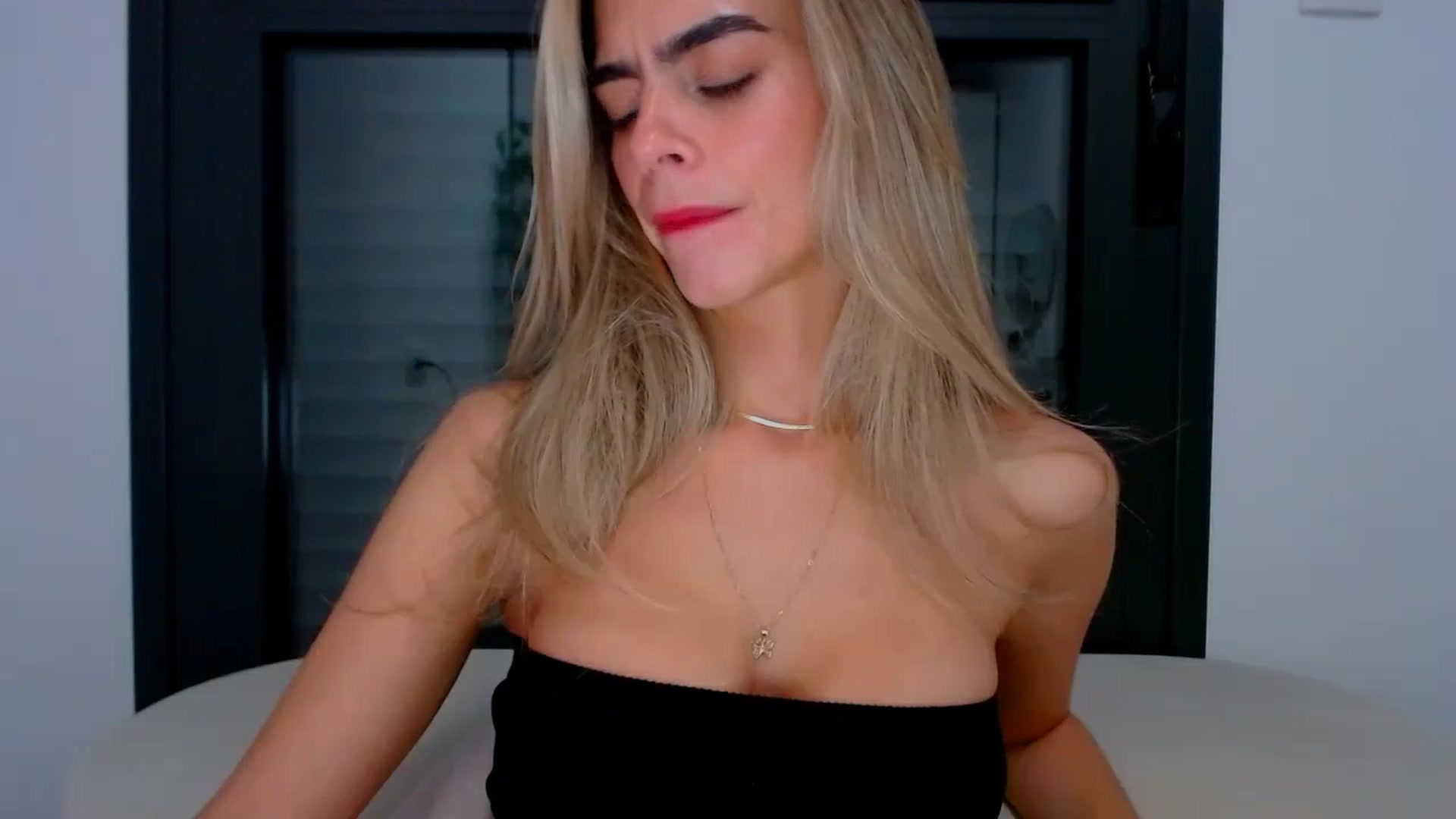 Gallery image thumbnail from fresagirl's myfreecams stream on, 10/03/2024, 22:49 image 13 of 20
