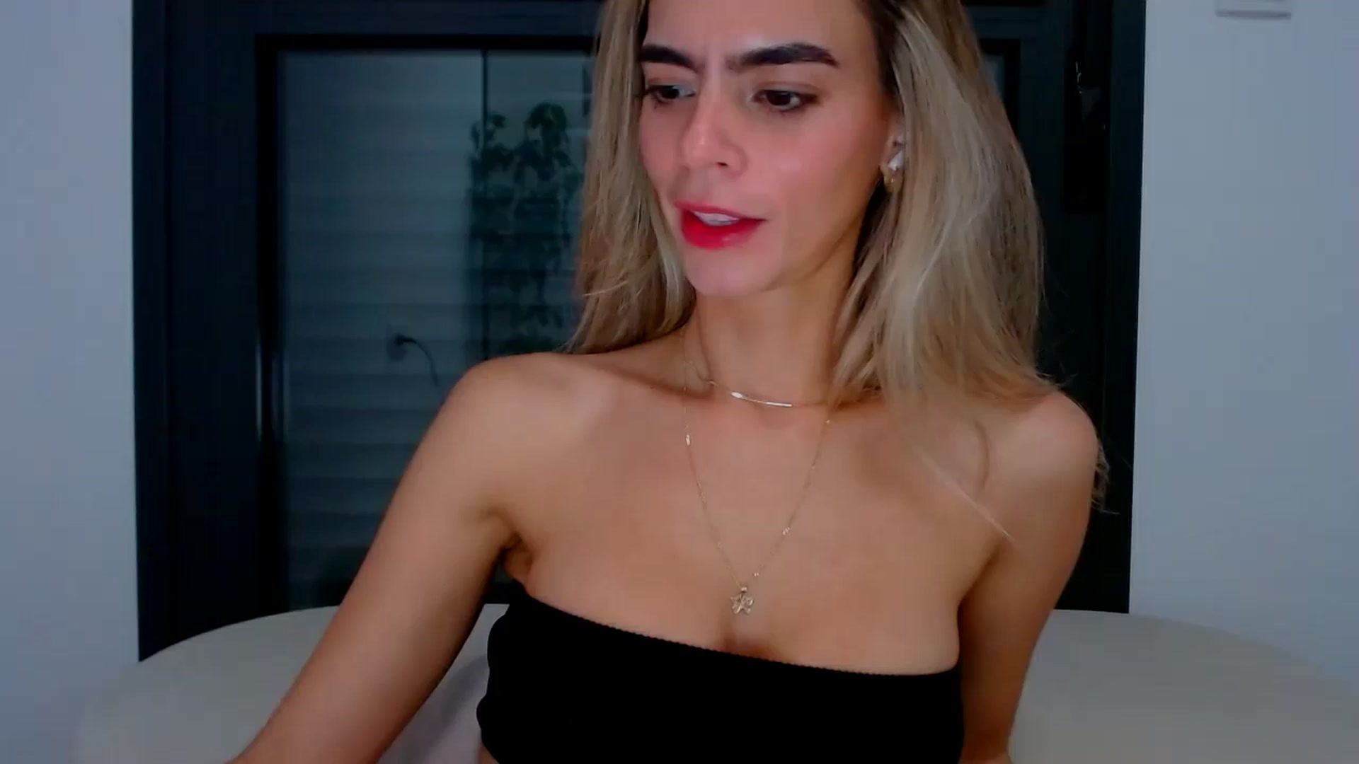 Gallery image thumbnail from fresagirl's myfreecams stream on, 10/03/2024, 22:49 image 14 of 20