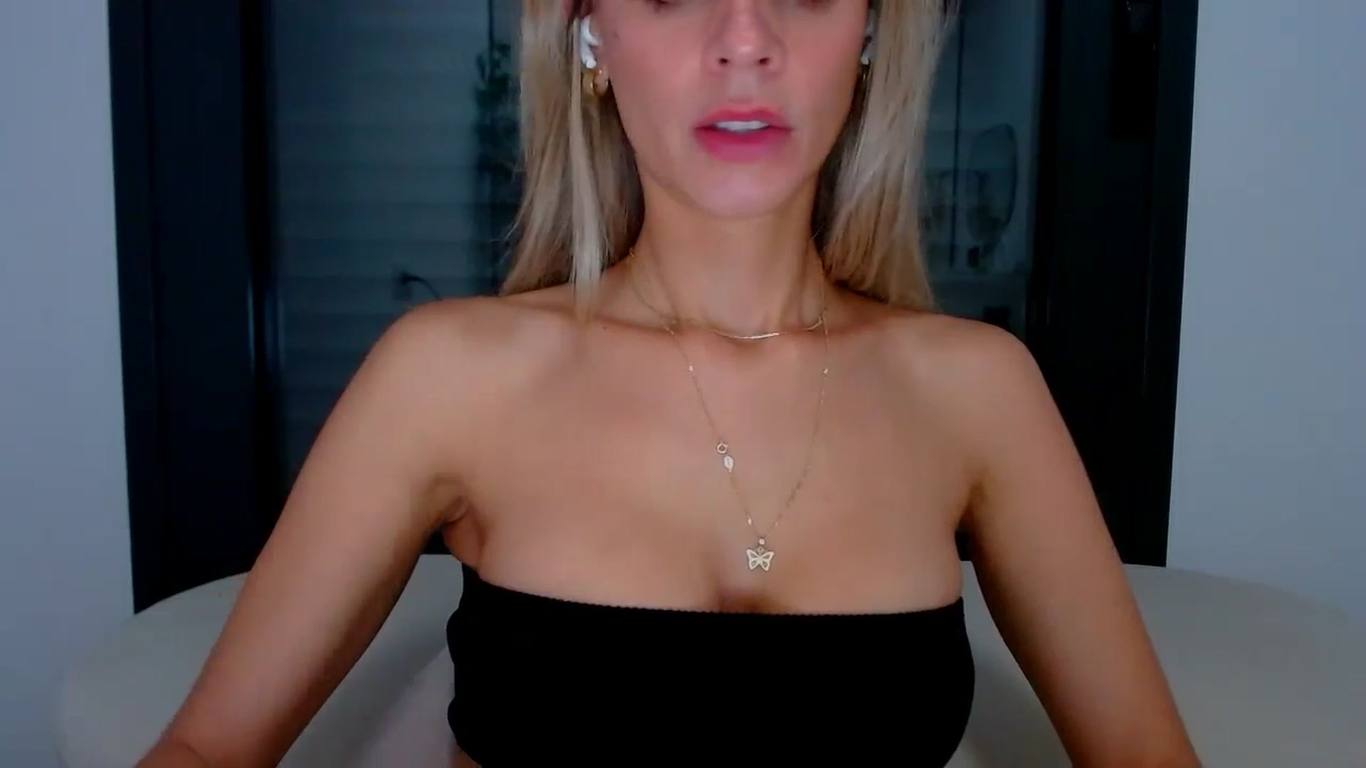 Gallery image thumbnail from fresagirl's myfreecams stream on, 10/03/2024, 22:49 image 9 of 20