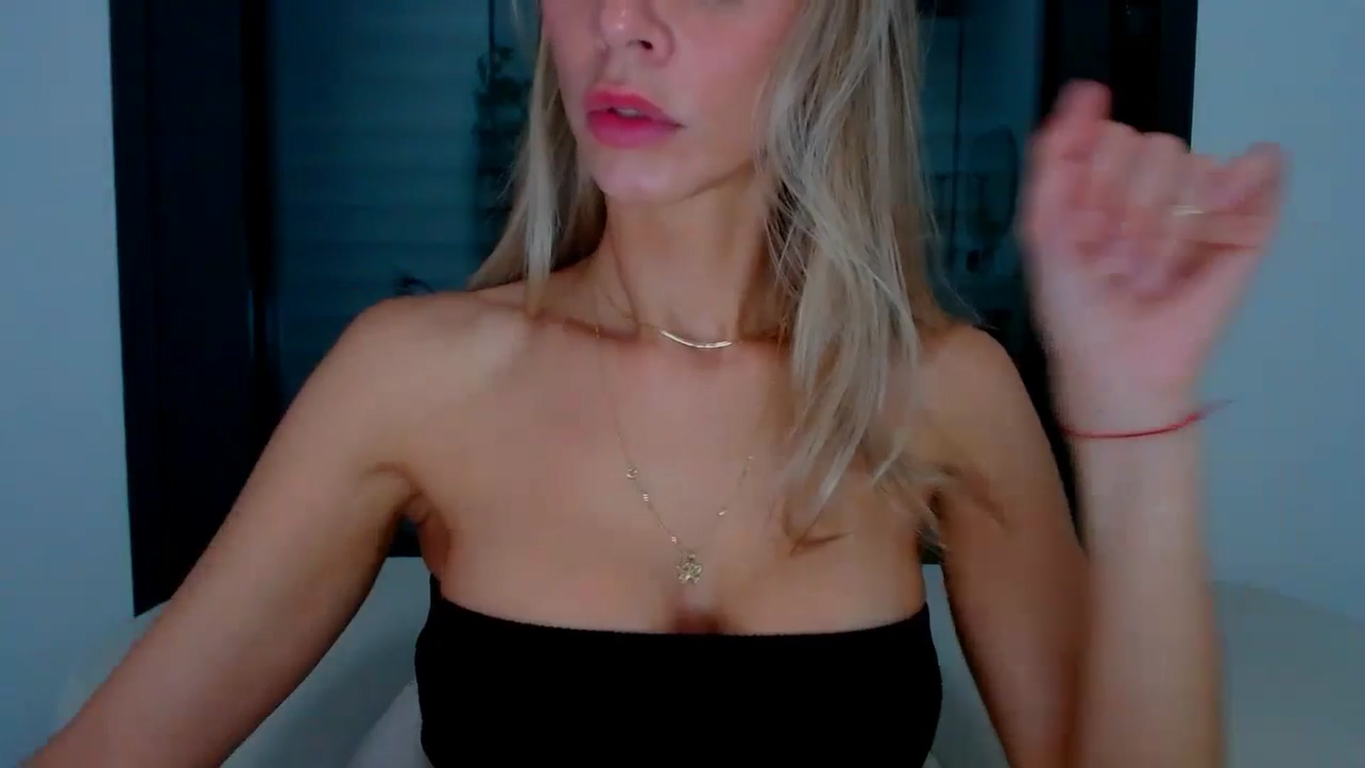Gallery image thumbnail from fresagirl's myfreecams stream on, 10/03/2024, 22:49 image 7 of 20