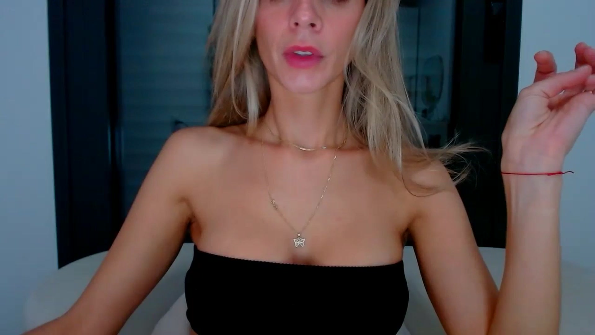 Gallery image thumbnail from fresagirl's myfreecams stream on, 10/03/2024, 22:49 image 6 of 20