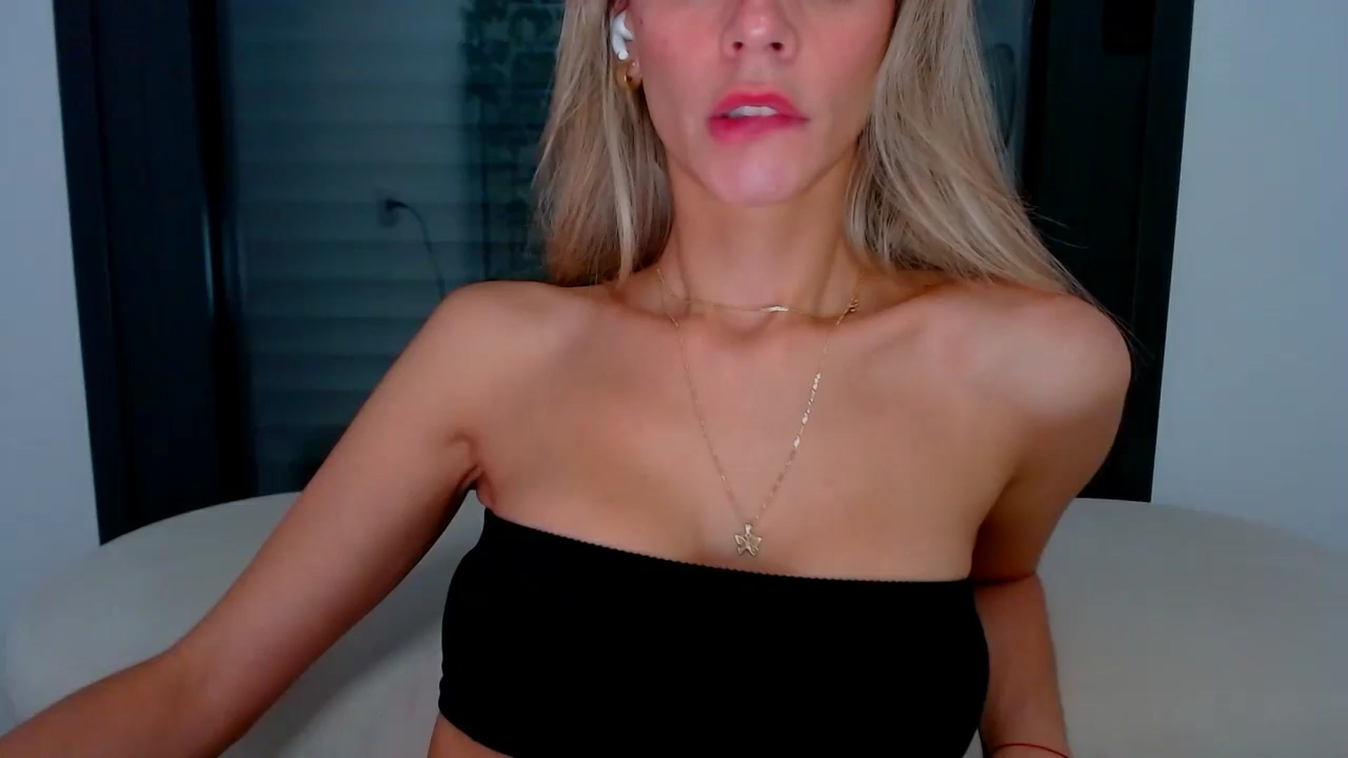 Gallery image thumbnail from fresagirl's myfreecams stream on, 10/03/2024, 23:34 image 3 of 20