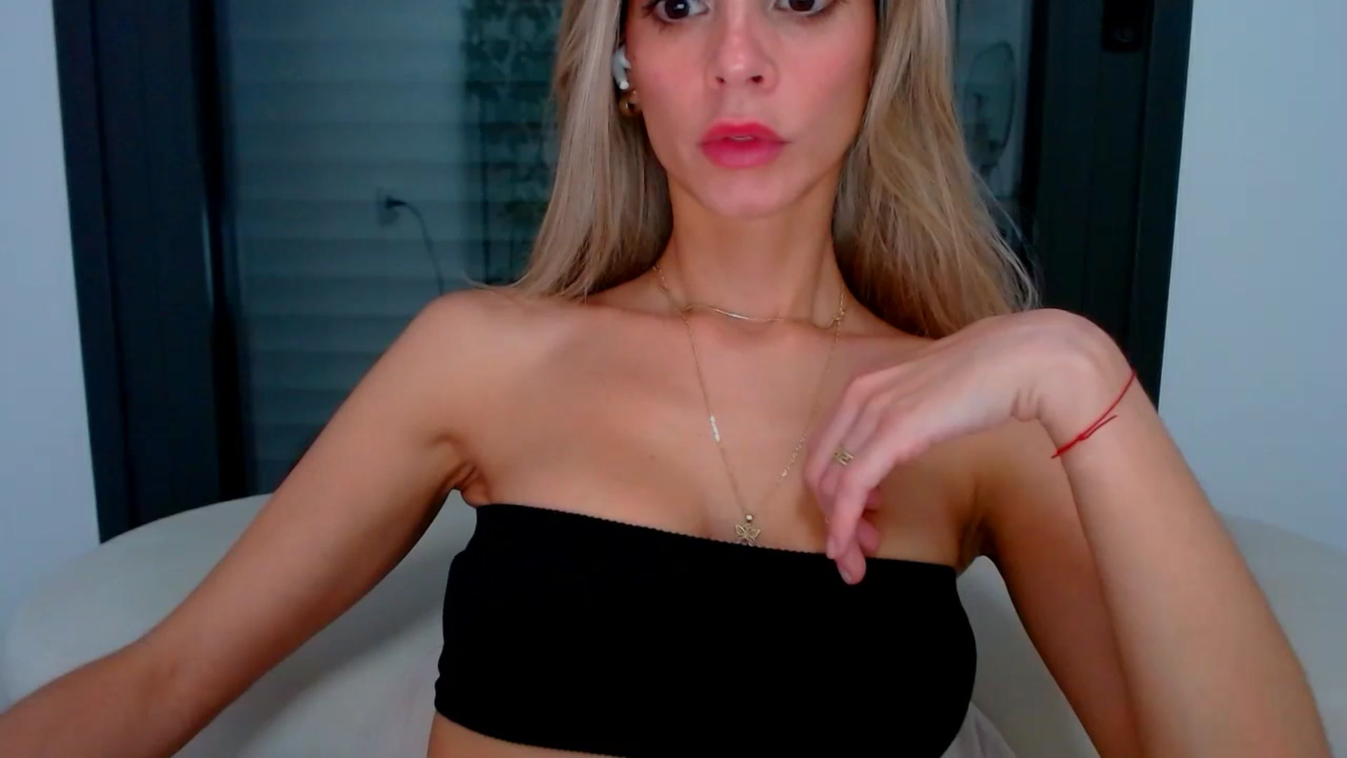Gallery image thumbnail from fresagirl's myfreecams stream on, 10/03/2024, 23:34 image 5 of 20