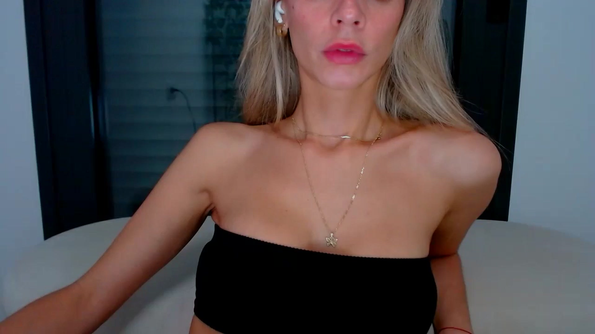 Gallery image thumbnail from fresagirl's myfreecams stream on, 10/03/2024, 23:34 image 2 of 20