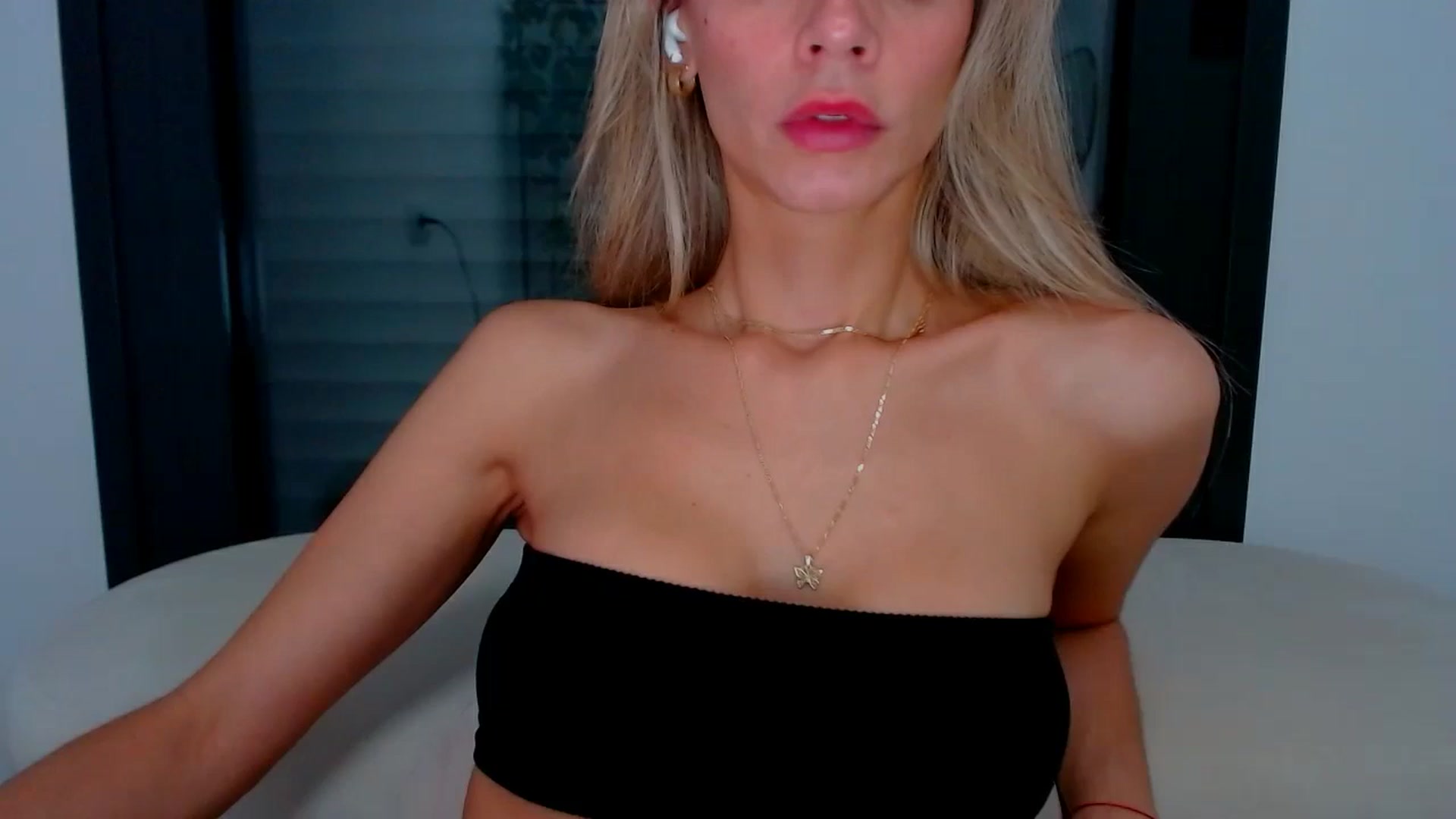 Gallery image thumbnail from fresagirl's myfreecams stream on, 10/03/2024, 23:34 image 4 of 20