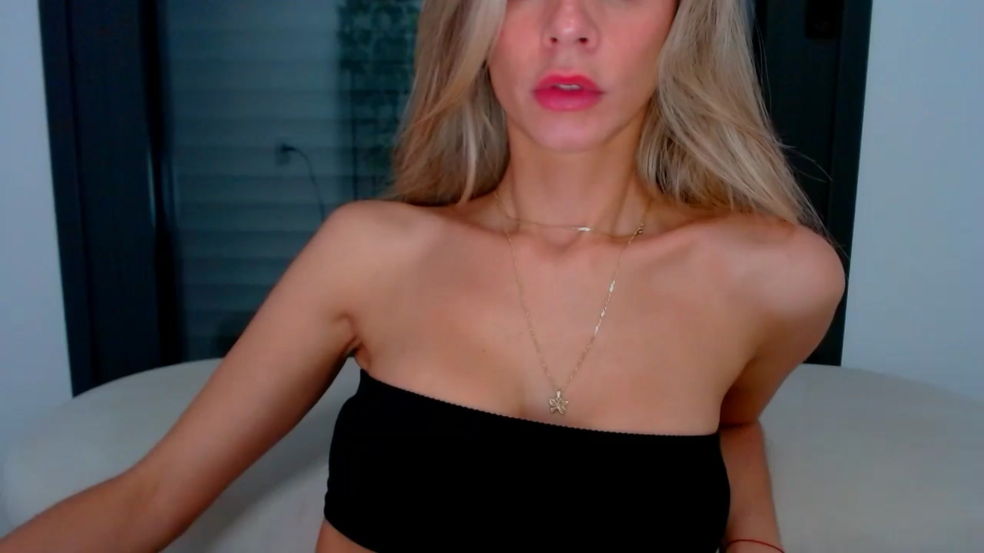 Gallery image thumbnail from fresagirl's myfreecams stream on, 10/03/2024, 23:34 image 1 of 20