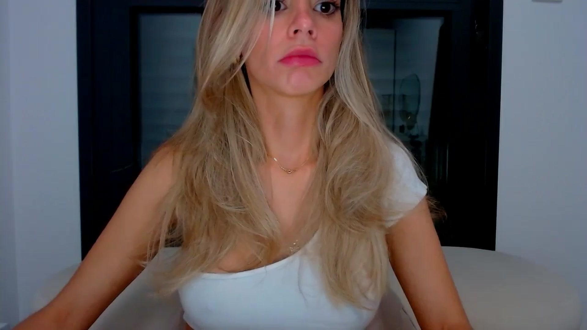 Gallery image thumbnail from fresagirl's myfreecams stream on, 10/09/2024, 23:13 image 11 of 20