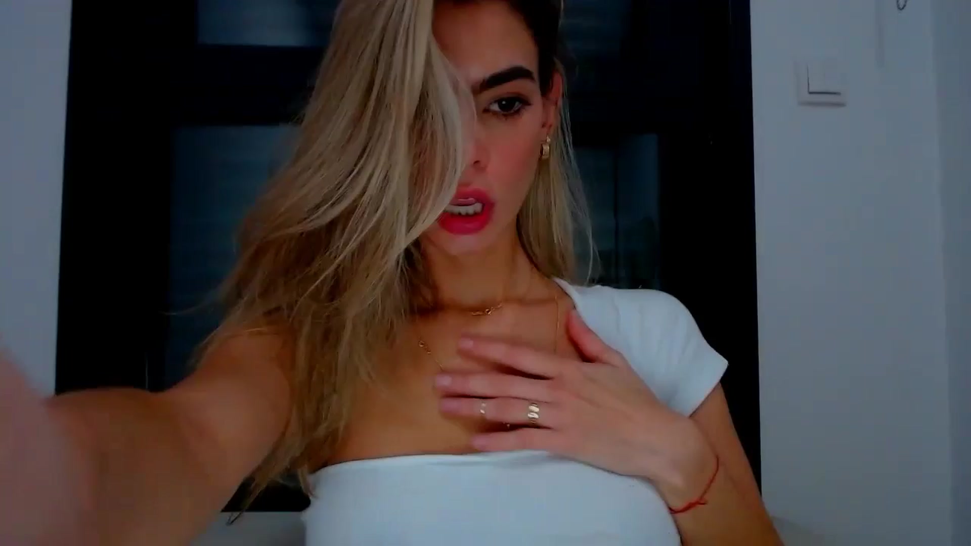 Gallery image thumbnail from fresagirl's myfreecams stream on, 10/09/2024, 23:13 image 3 of 20