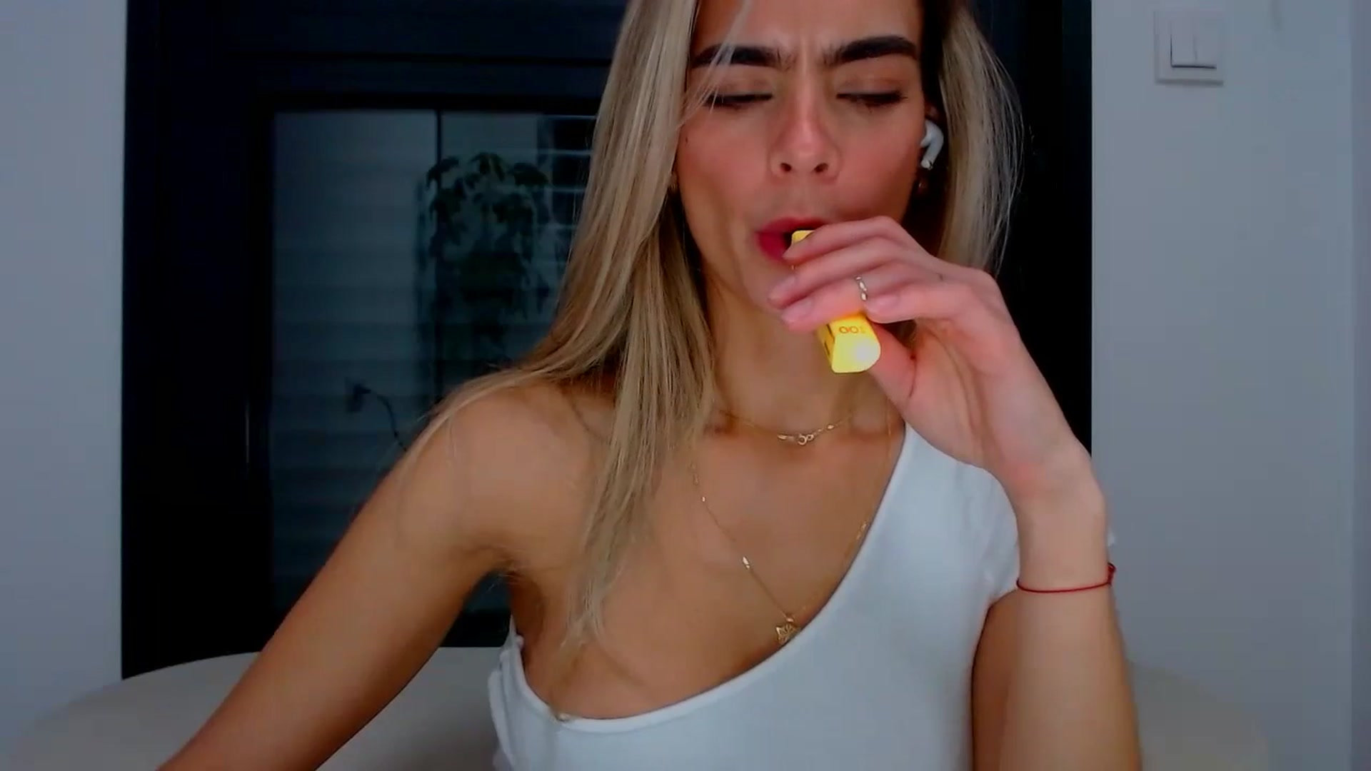 Gallery image thumbnail from fresagirl's myfreecams stream on, 10/09/2024, 23:13 image 6 of 20