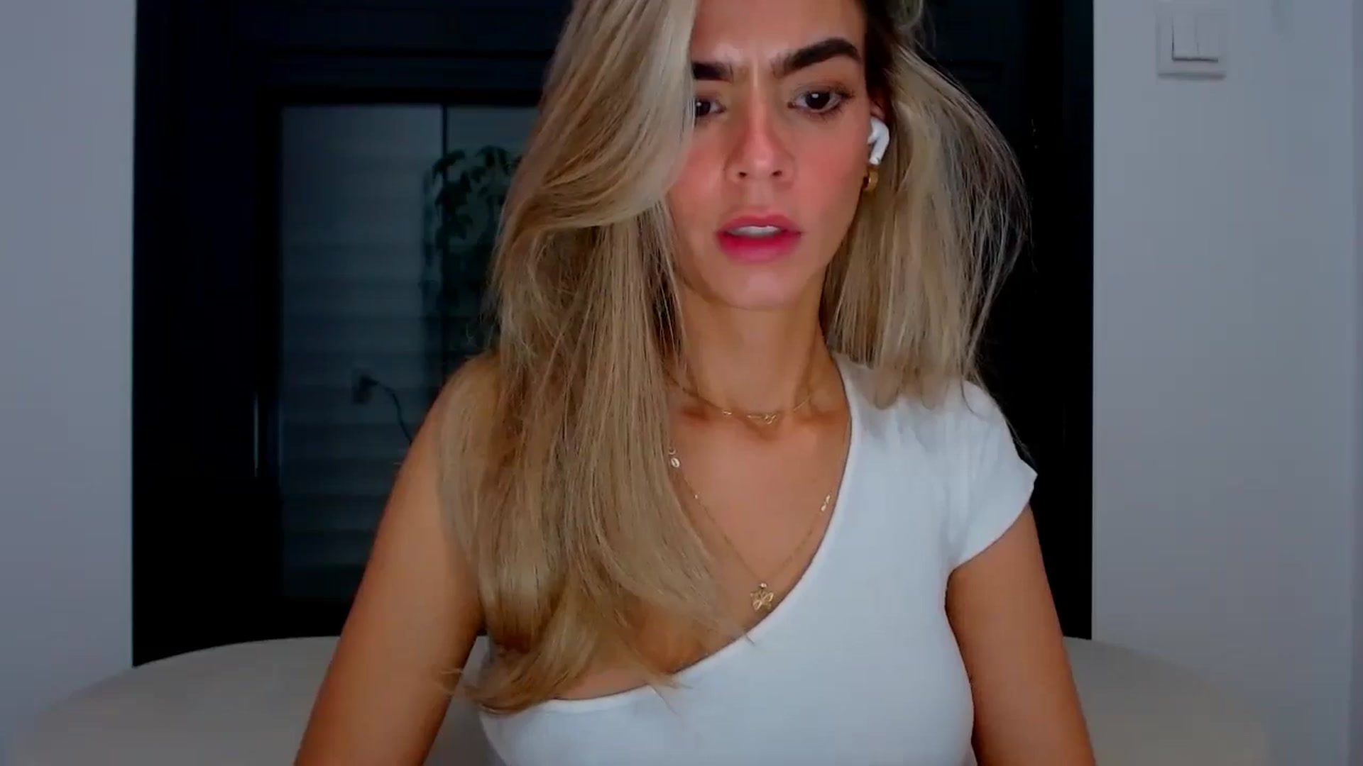 Gallery image thumbnail from fresagirl's myfreecams stream on, 10/09/2024, 23:13 image 7 of 20