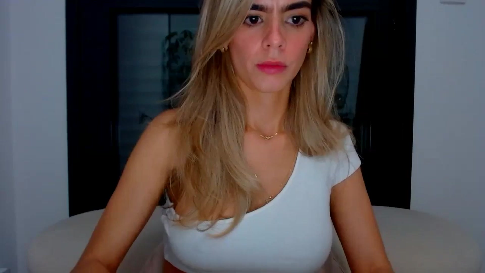 Gallery image thumbnail from fresagirl's myfreecams stream on, 10/09/2024, 23:13 image 12 of 20