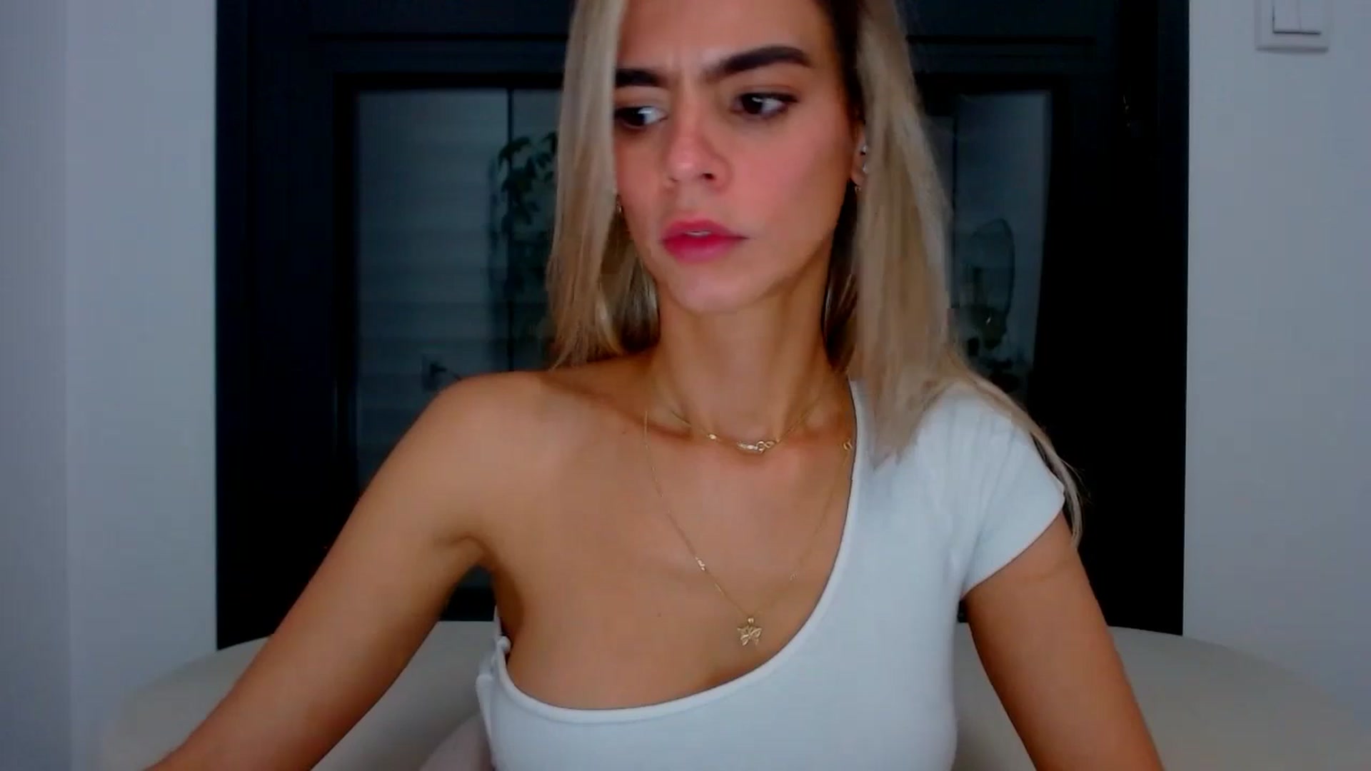 Gallery image thumbnail from fresagirl's myfreecams stream on, 10/10/2024, 24:17 image 19 of 20