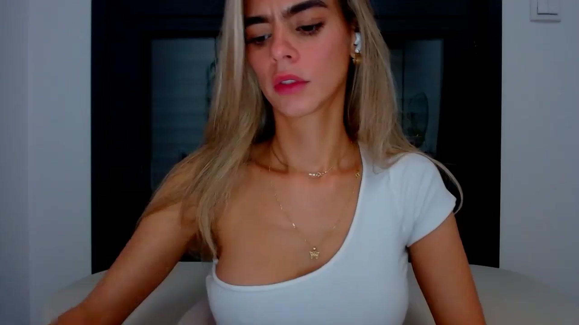 Gallery image thumbnail from fresagirl's myfreecams stream on, 10/10/2024, 24:17 image 17 of 20