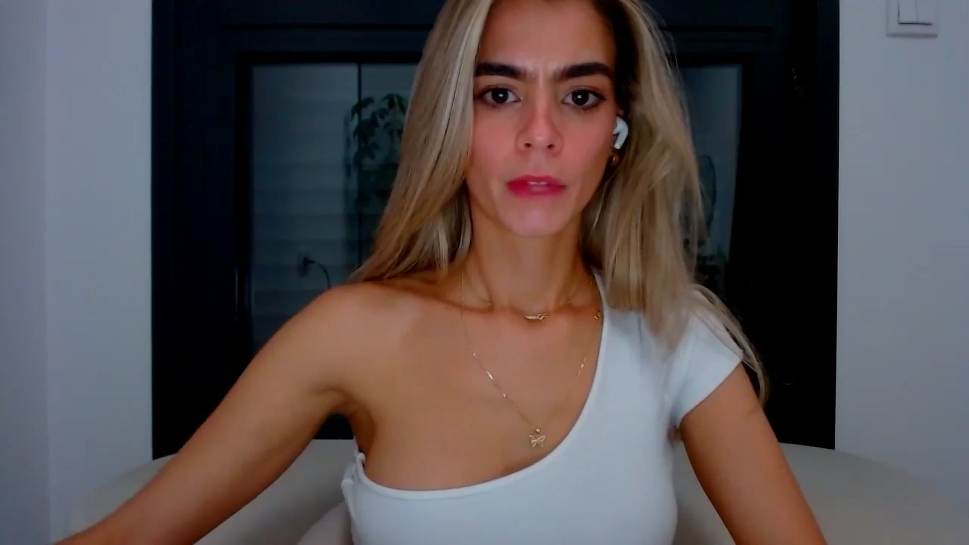 Gallery image thumbnail from fresagirl's myfreecams stream on, 10/10/2024, 24:17 image 20 of 20