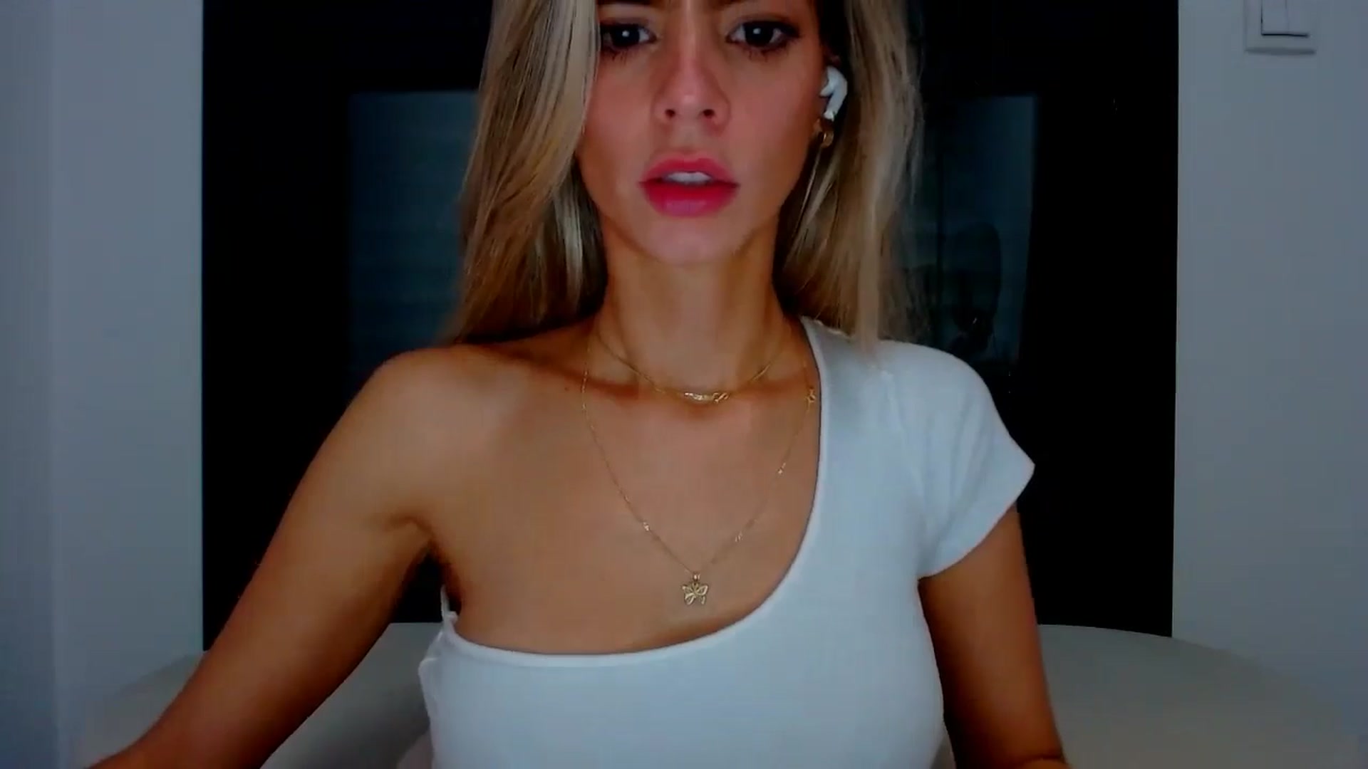 Gallery image thumbnail from fresagirl's myfreecams stream on, 10/10/2024, 24:17 image 12 of 20