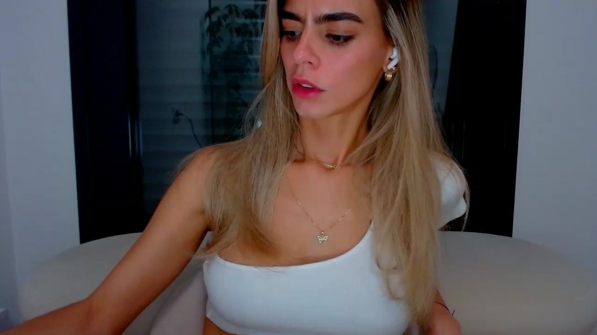 Gallery image thumbnail from fresagirl's myfreecams stream on, 10/10/2024, 24:17 image 4 of 20