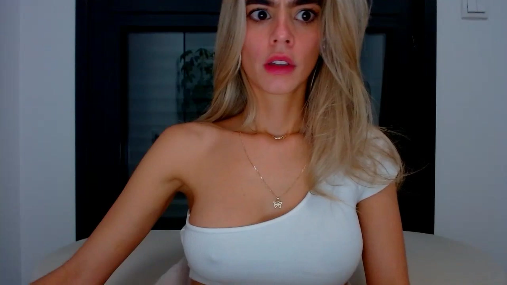 Gallery image thumbnail from fresagirl's myfreecams stream on, 10/10/2024, 24:17 image 14 of 20