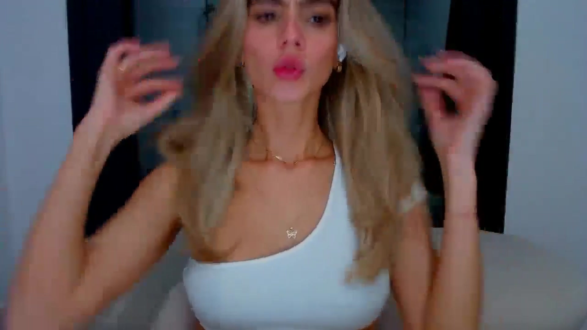 Gallery image thumbnail from fresagirl's myfreecams stream on, 10/10/2024, 24:17 image 8 of 20