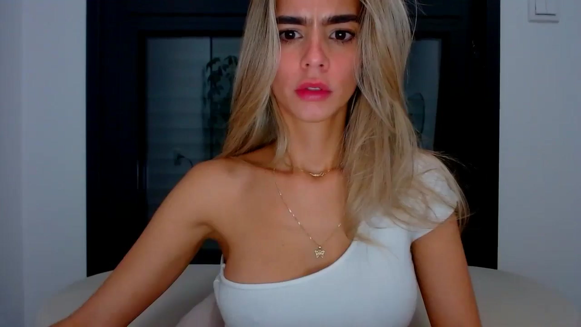 Gallery image thumbnail from fresagirl's myfreecams stream on, 10/10/2024, 24:17 image 15 of 20