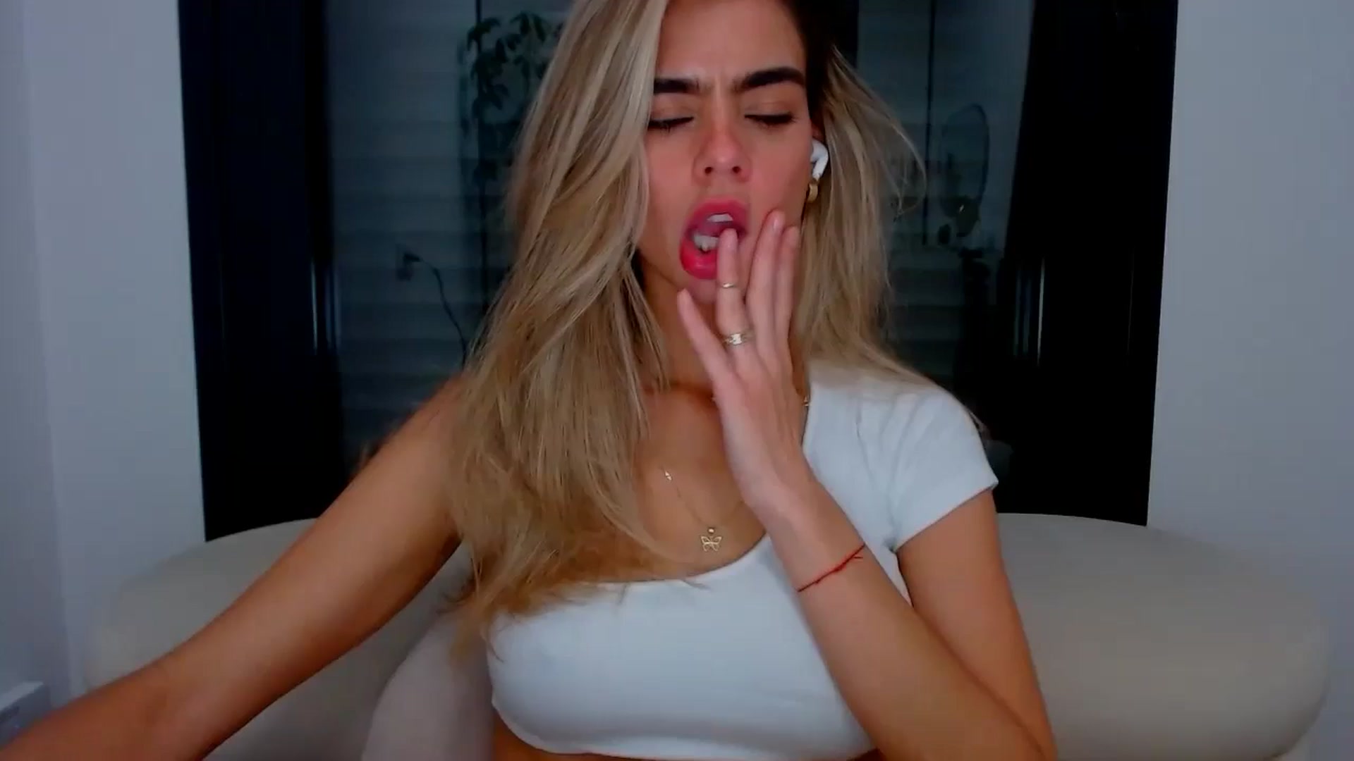 Gallery image thumbnail from fresagirl's myfreecams stream on, 10/10/2024, 24:17 image 1 of 20