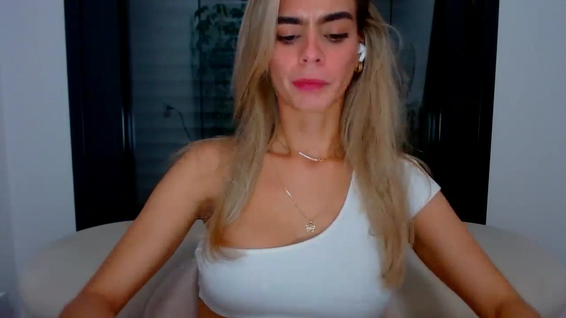 Gallery image thumbnail from fresagirl's myfreecams stream on, 10/10/2024, 24:17 image 10 of 20