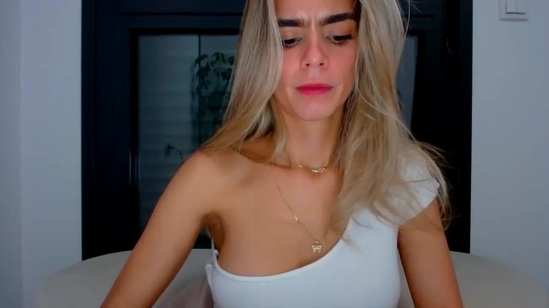 Gallery image thumbnail from fresagirl's myfreecams stream on, 10/10/2024, 24:17 image 16 of 20