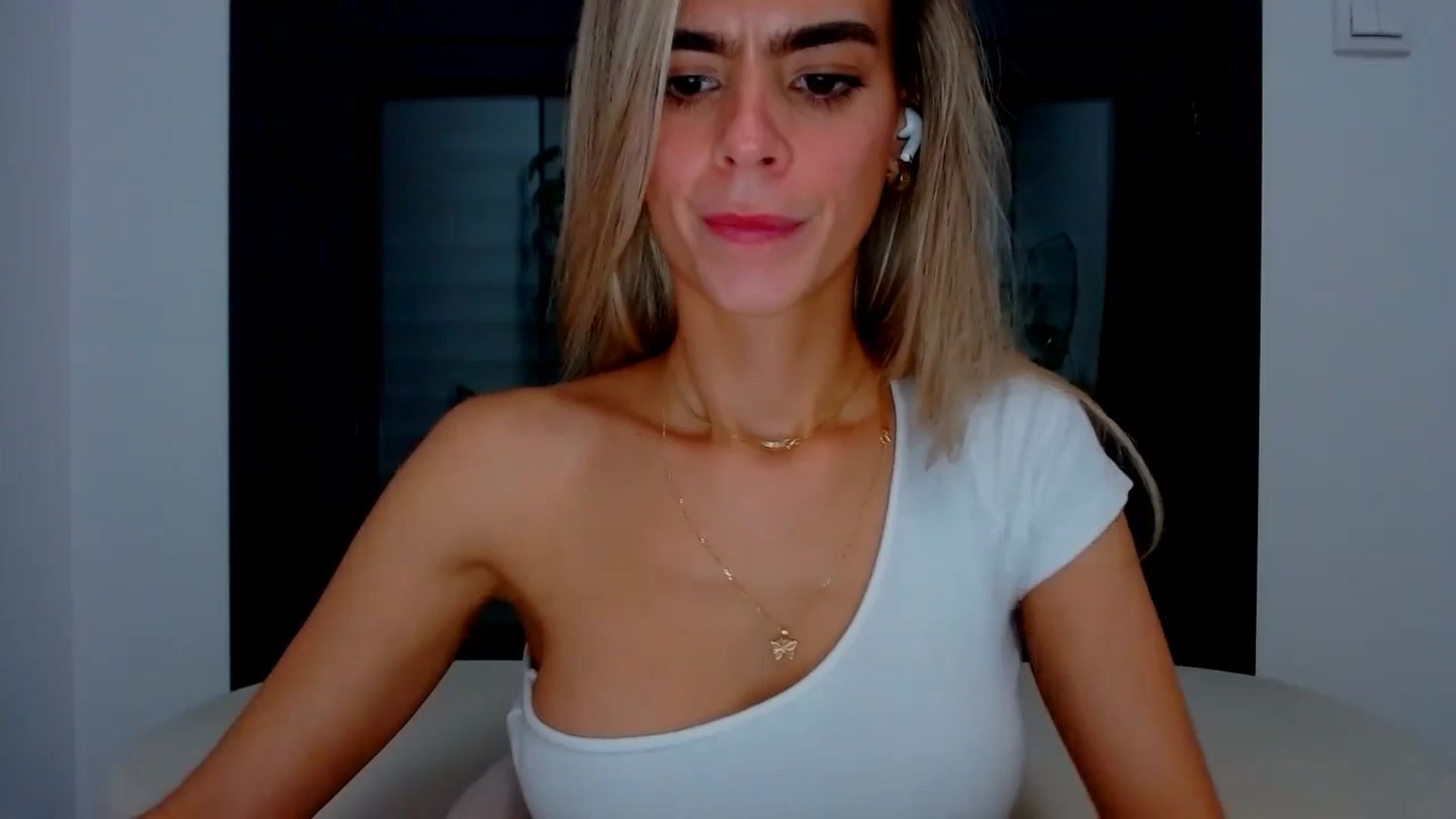Gallery image thumbnail from fresagirl's myfreecams stream on, 10/10/2024, 24:17 image 18 of 20