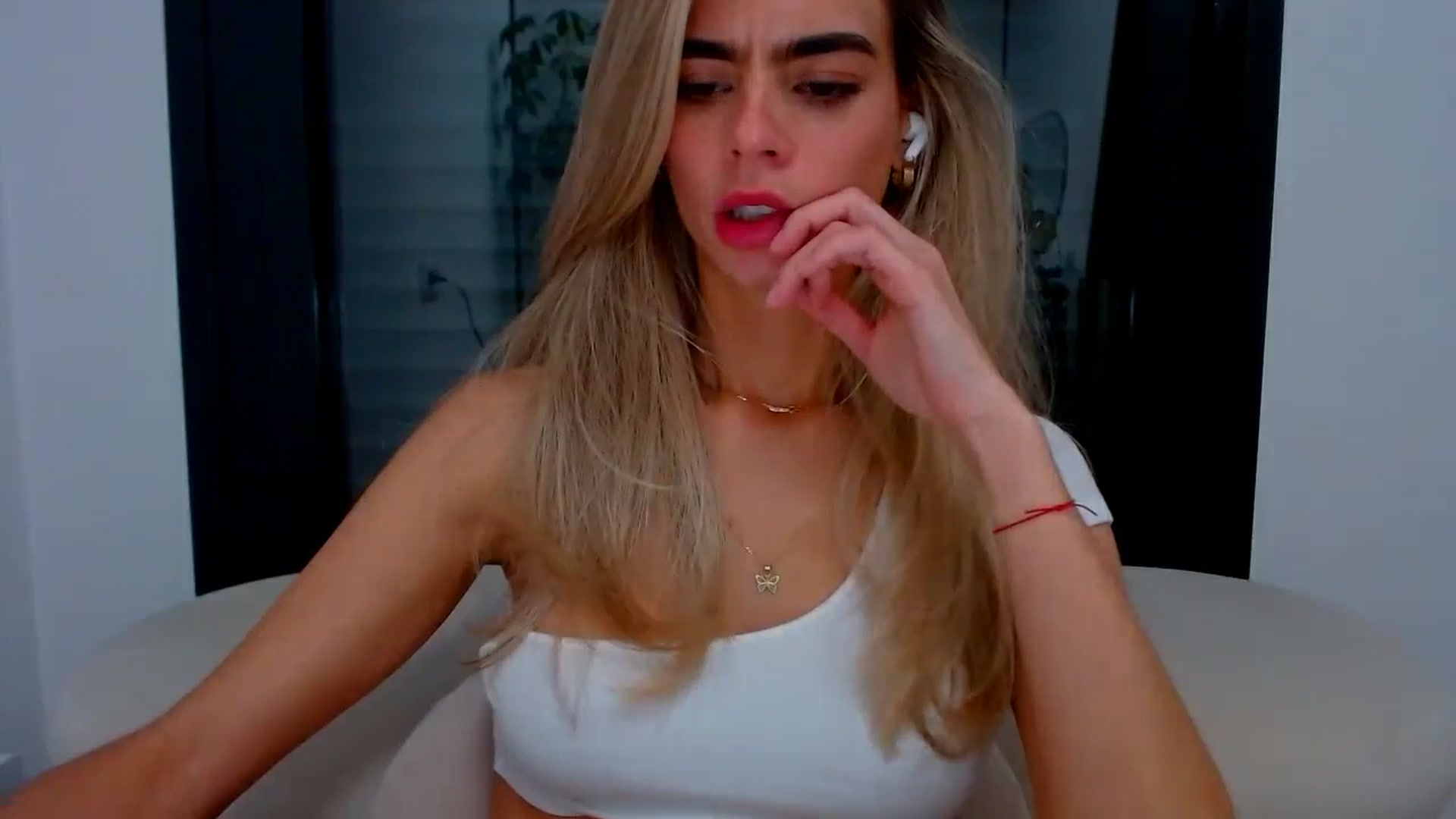 Gallery image thumbnail from fresagirl's myfreecams stream on, 10/10/2024, 24:17 image 6 of 20