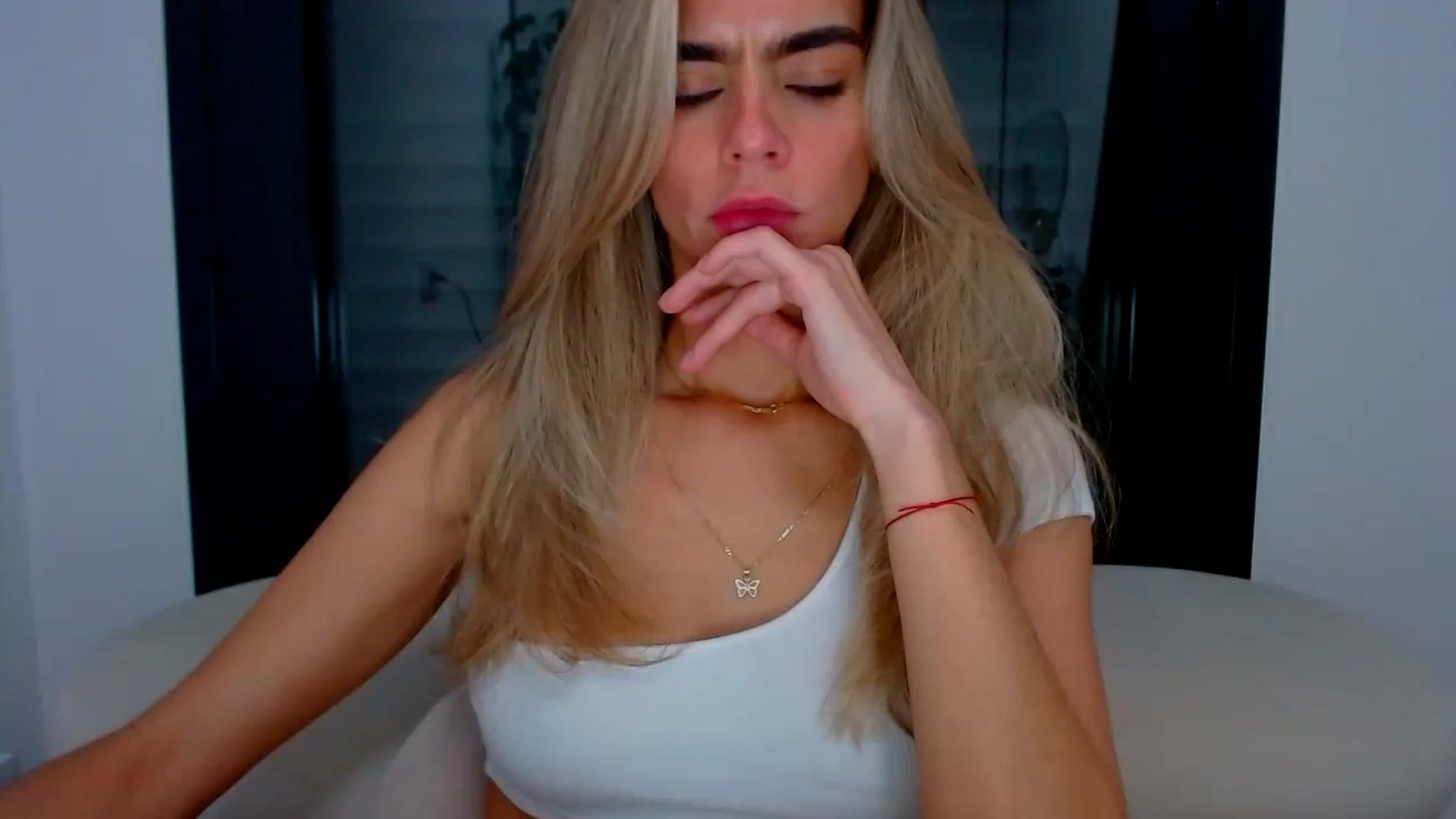 Gallery image thumbnail from fresagirl's myfreecams stream on, 10/10/2024, 24:17 image 7 of 20