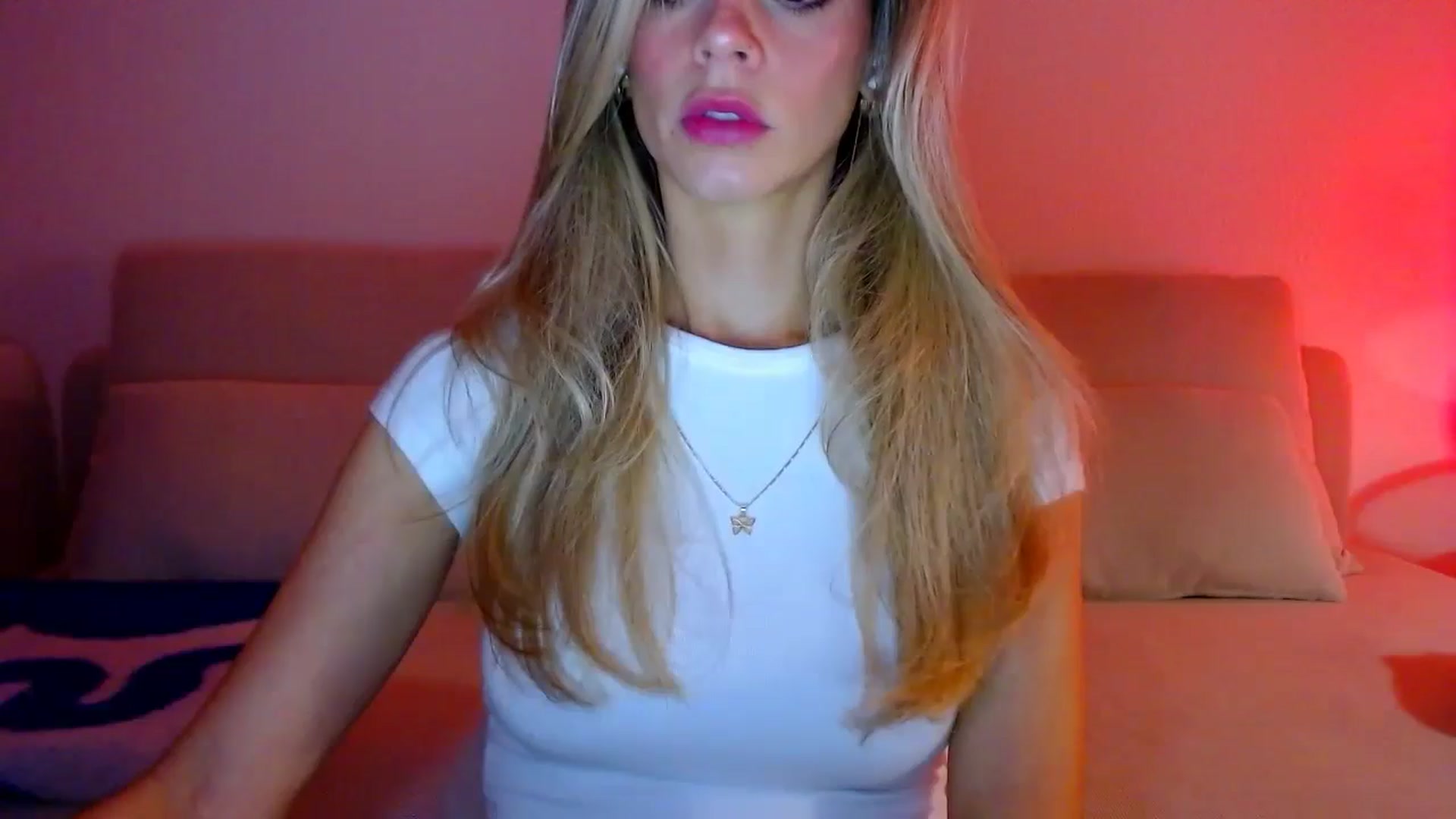 Gallery image thumbnail from fresagirl's myfreecams stream on, 11/27/2024, 21:35 image 19 of 20