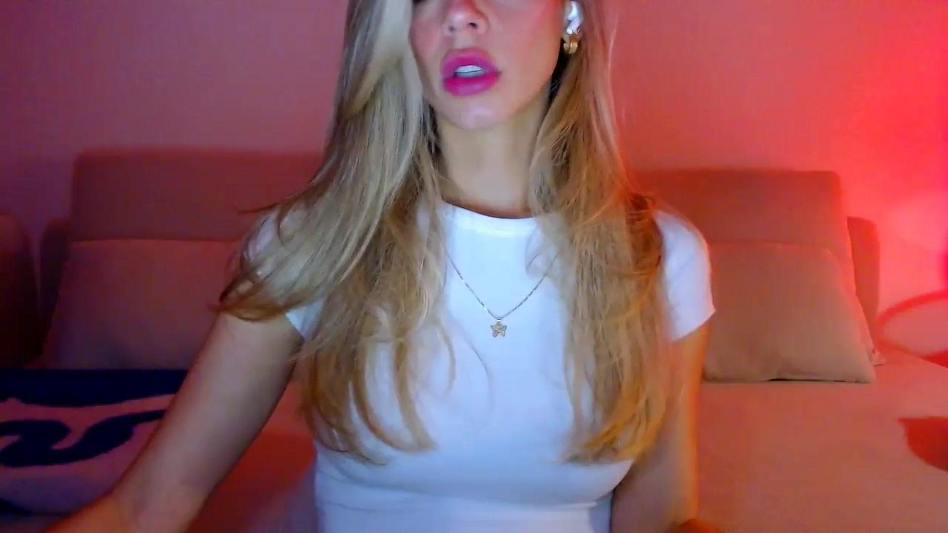 Gallery image thumbnail from fresagirl's myfreecams stream on, 11/27/2024, 21:35 image 20 of 20