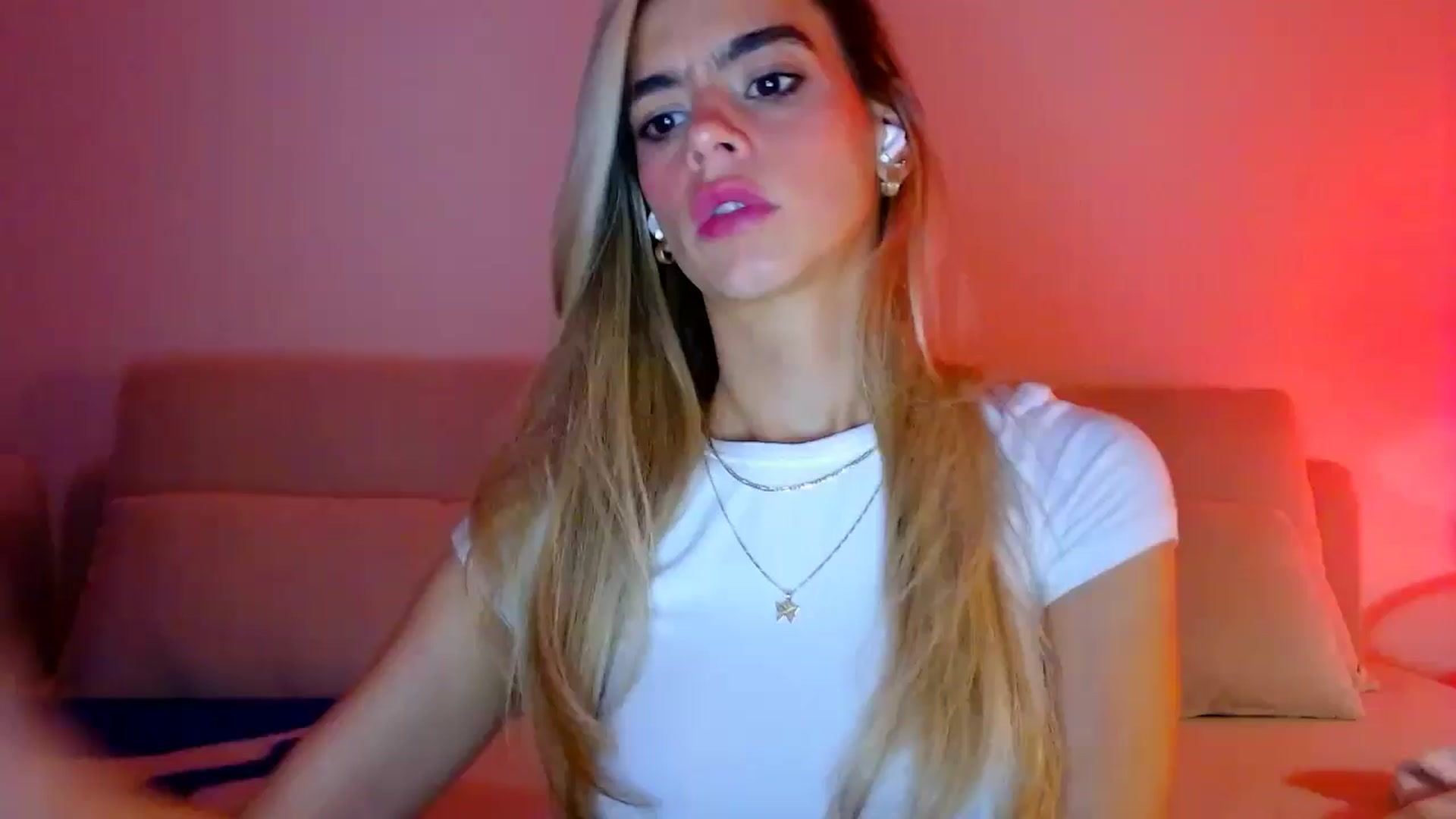 Gallery image thumbnail from fresagirl's myfreecams stream on, 11/27/2024, 23:03 image 18 of 20