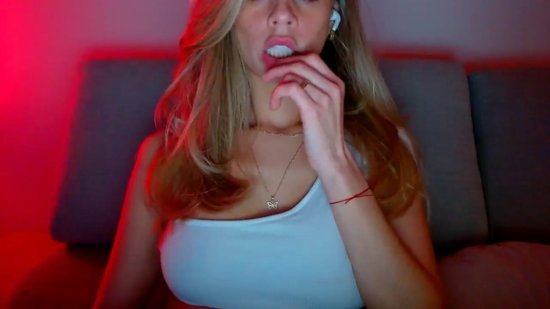 Gallery image thumbnail from fresagirl's myfreecams stream on, 12/10/2024, 22:08 image 15 of 20