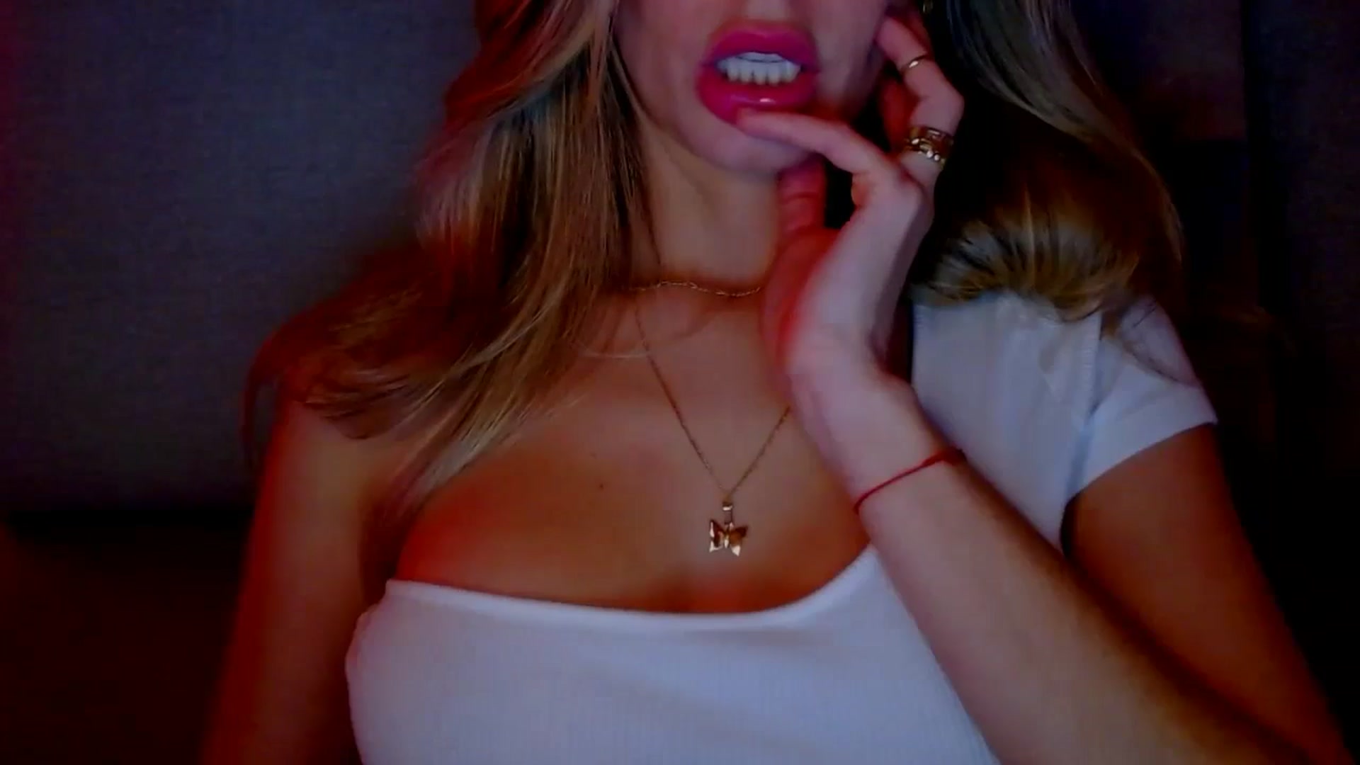 Gallery image thumbnail from fresagirl's myfreecams stream on, 12/18/2024, 24:27 image 13 of 20